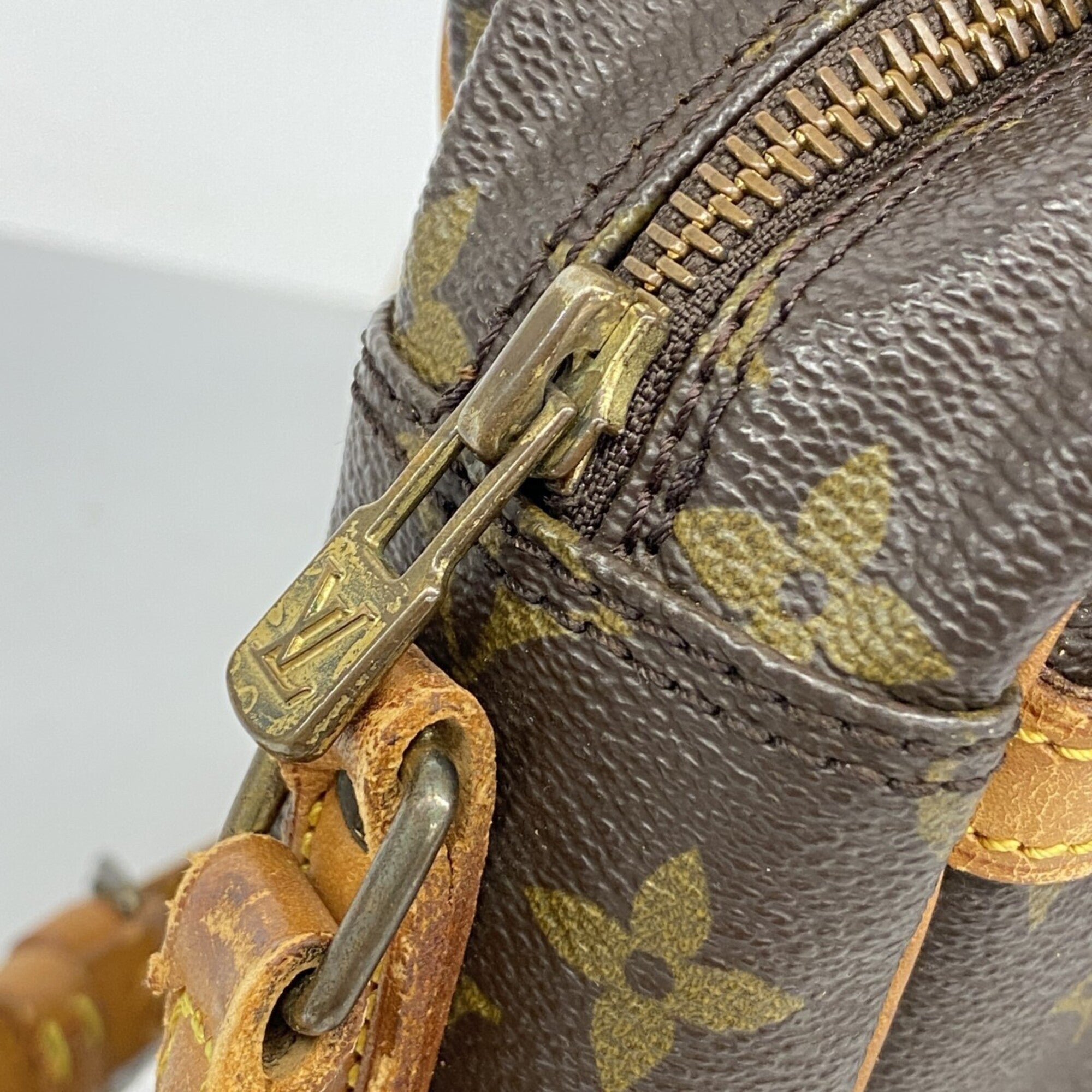 Louis Vuitton Brown Shoulder Bag (Pre-Owned)