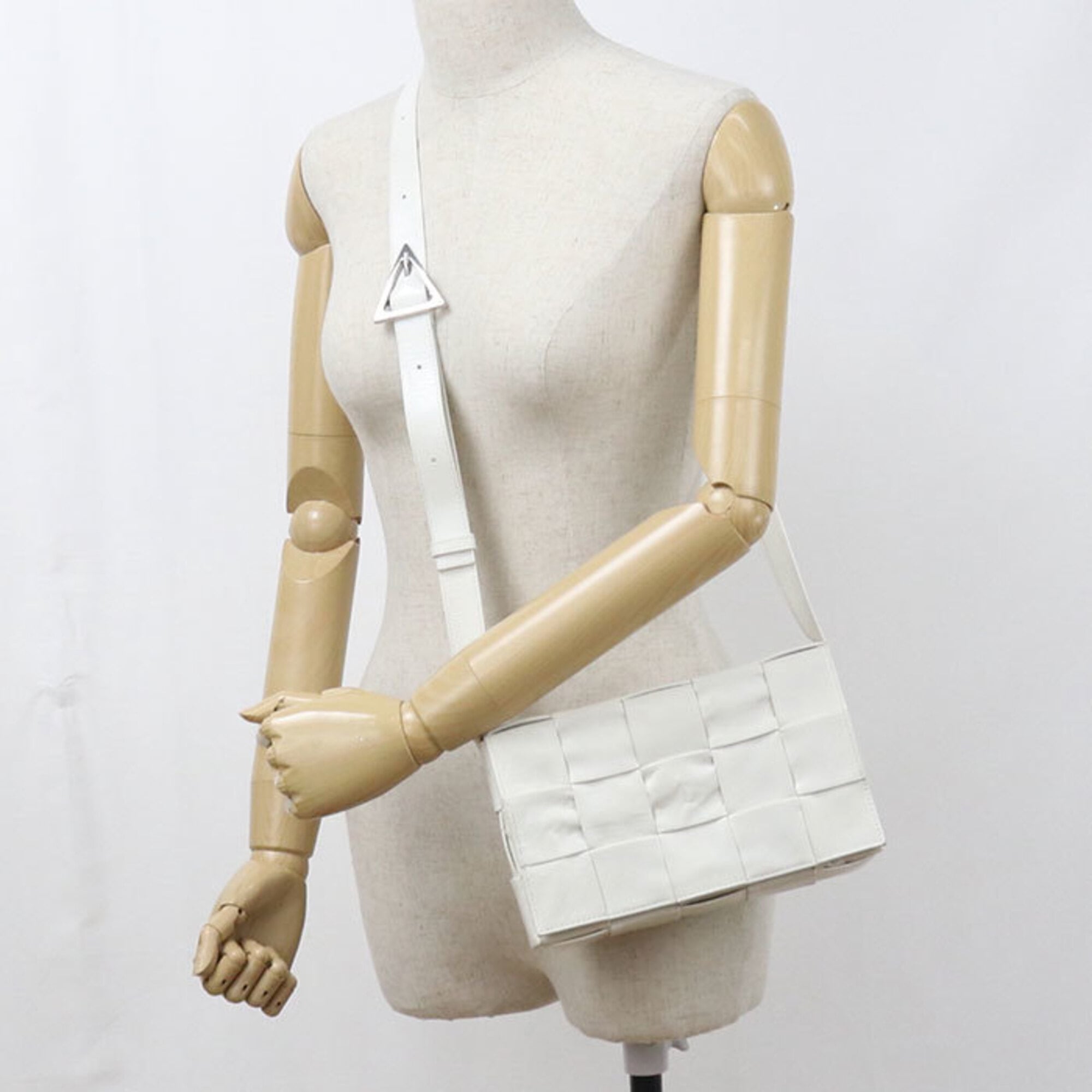 Bottega Veneta White Leather Shoulder Bag (Pre-Owned)