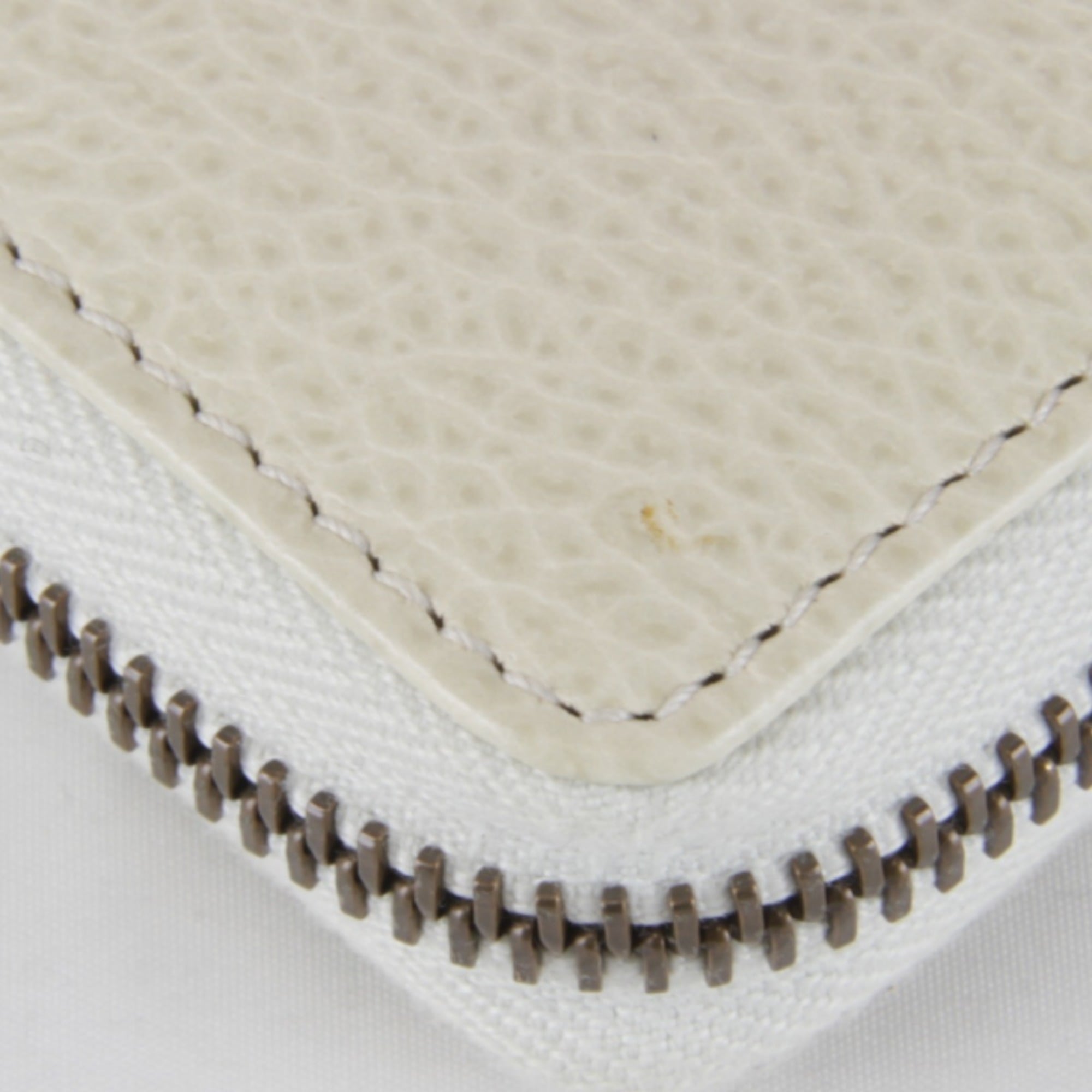 Gucci White Leather Long Wallet (Bi-Fold) (Pre-Owned)