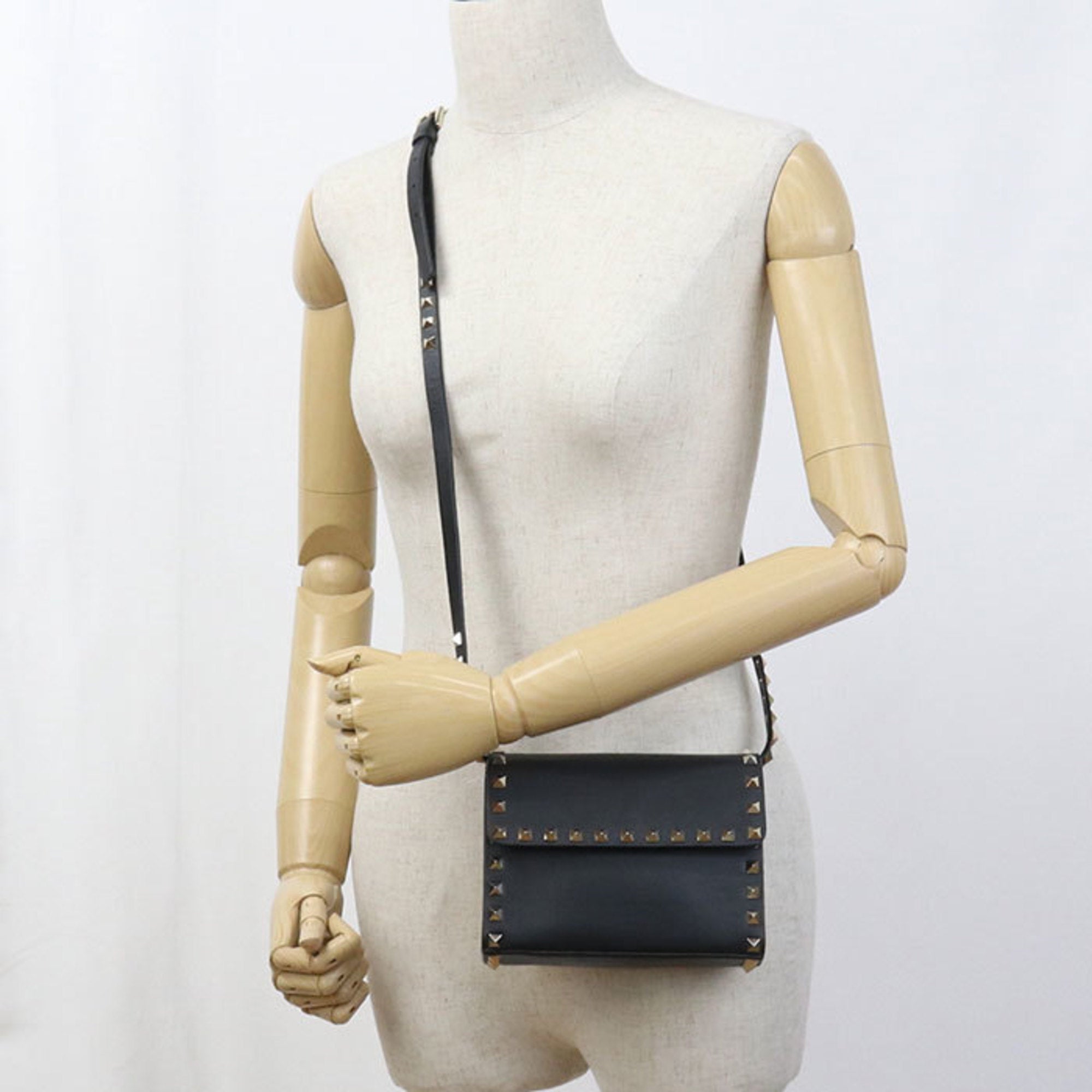 Valentino Garavani Black Leather Shoulder Bag (Pre-Owned)