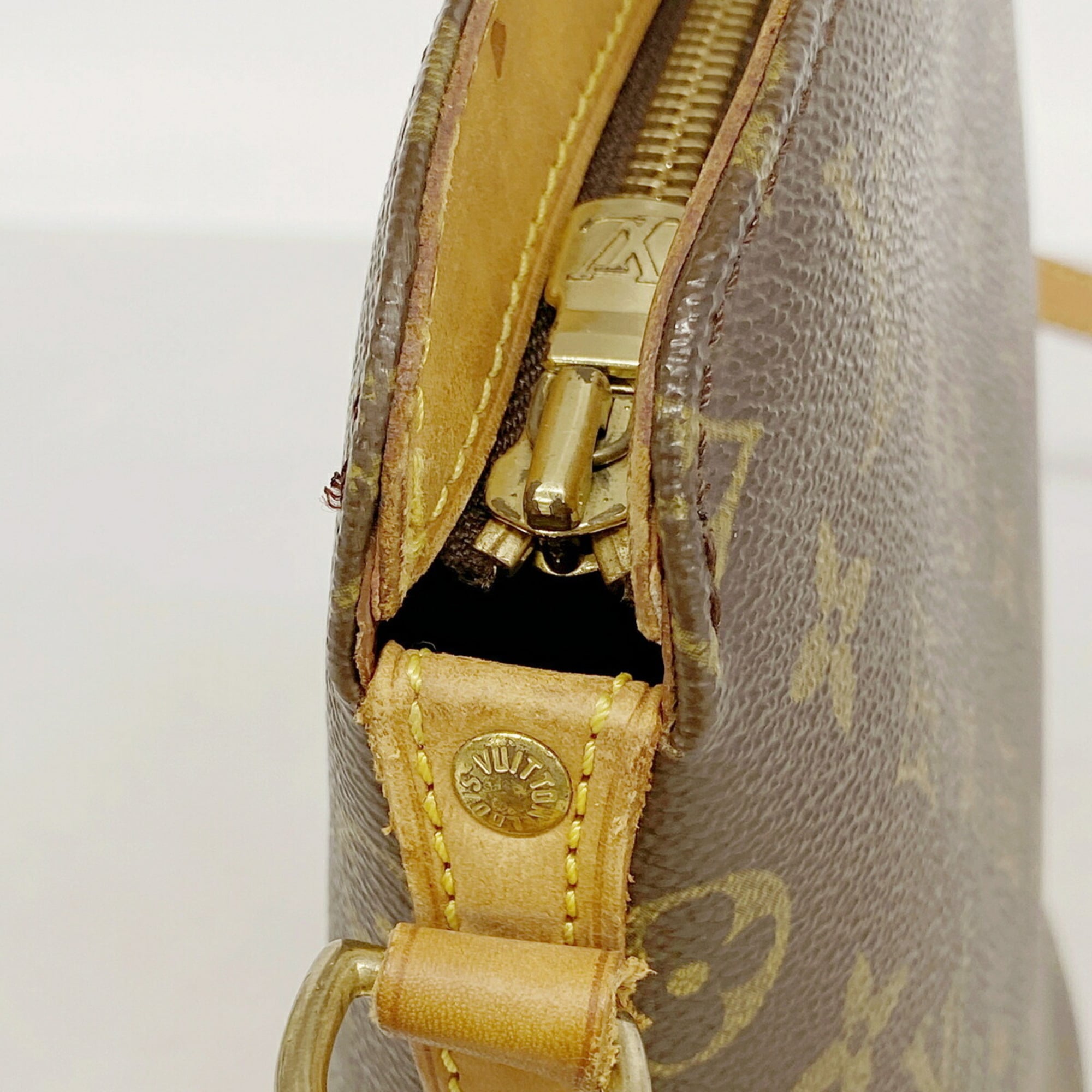 Louis Vuitton Brown Shoulder Bag (Pre-Owned)