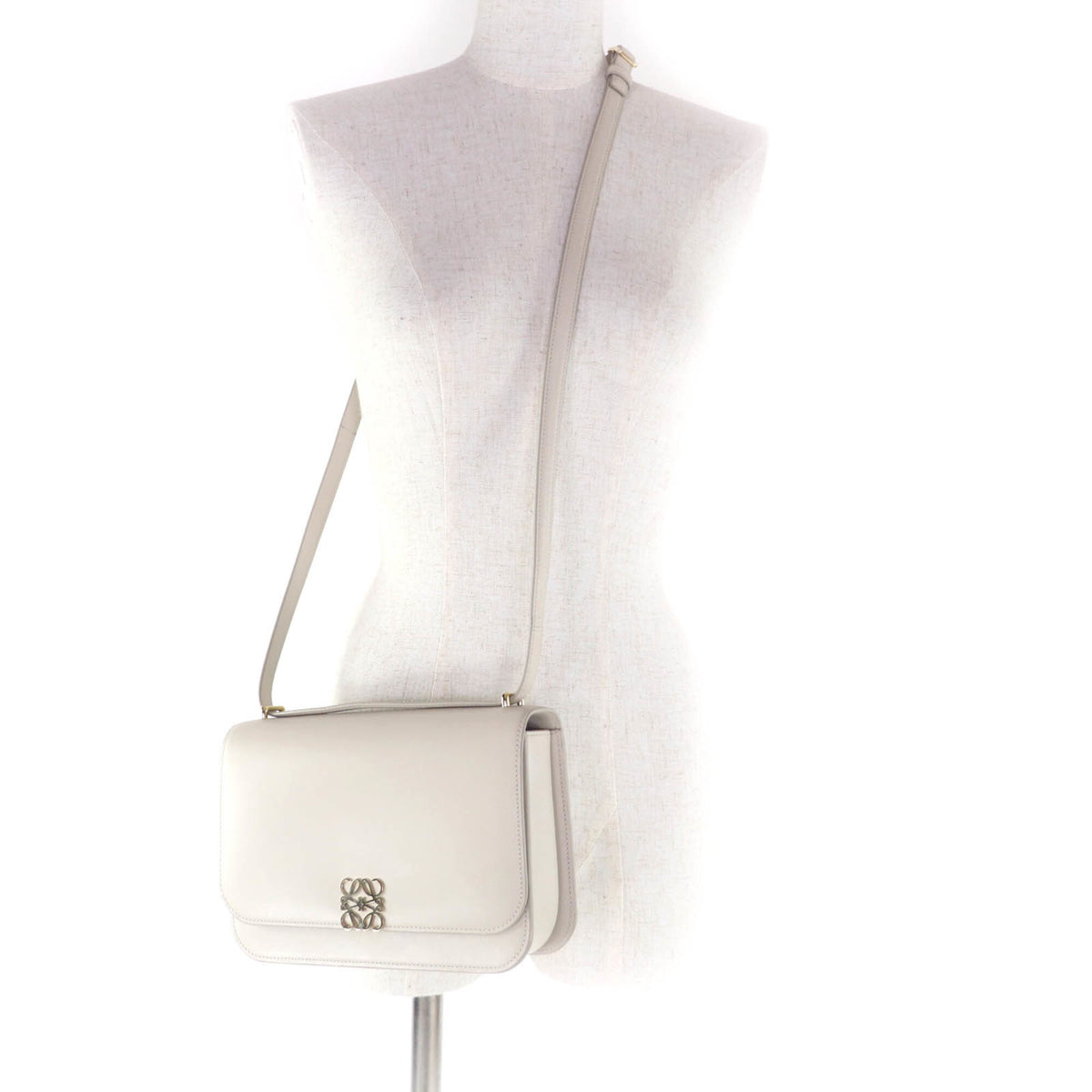 Loewe Gold Leather Shoulder Bag (Pre-Owned)