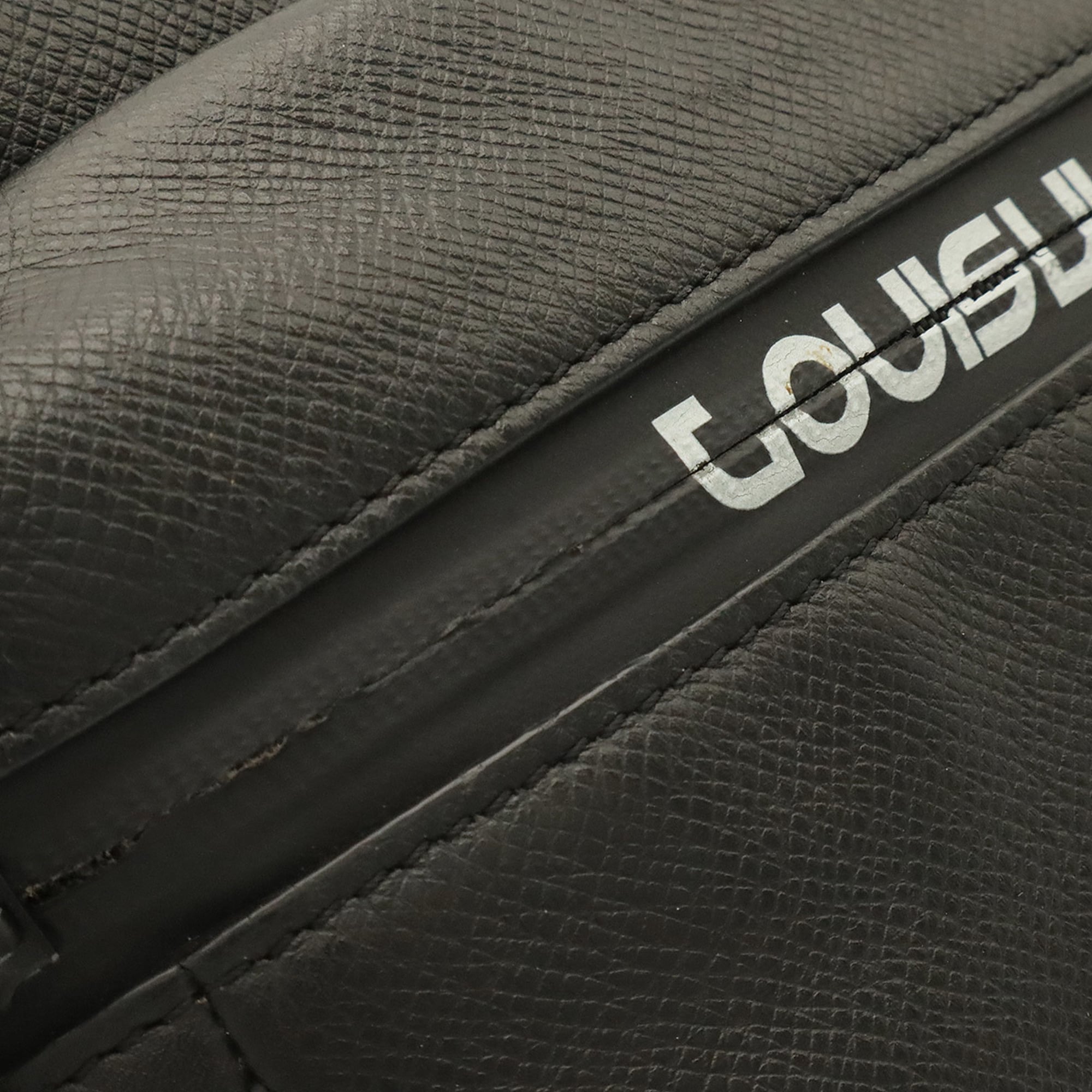 Louis Vuitton Ardoise Black Taiga Leather Shoulder Bag (Pre-Owned)