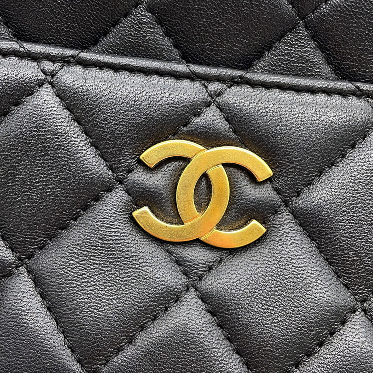 Chanel Black Leather Handbag Pochette Shoulder Bag (Pre-Owned)