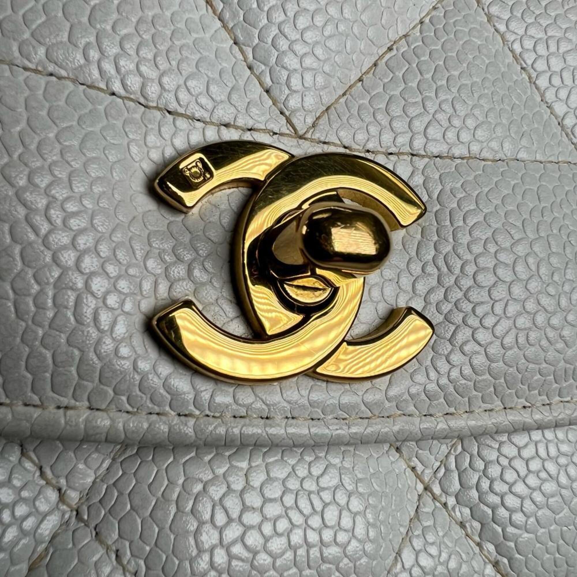 Chanel White Grained Calfskin Shoulder Bag (Pre-Owned)