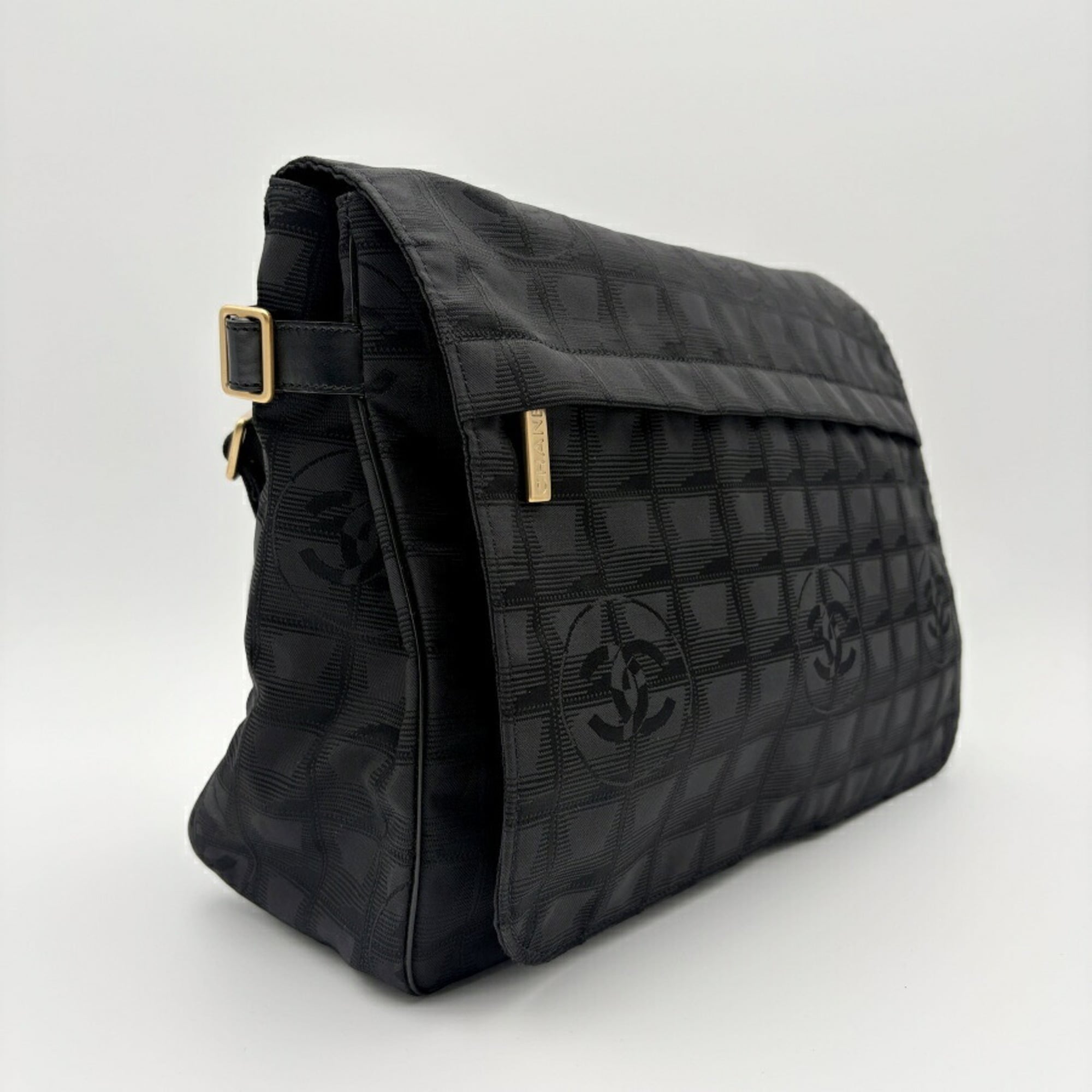 Chanel Black New Travel Line Nylon Jacquard Leather Messenger Bag (Pre-Owned)