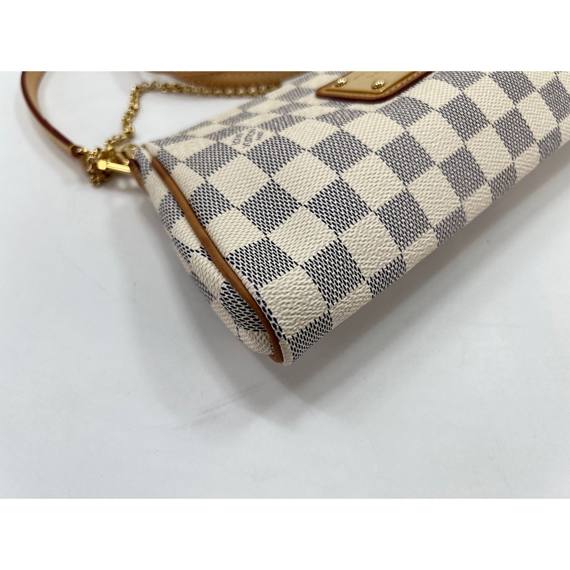 Louis Vuitton White Shoulder Bag (Pre-Owned)