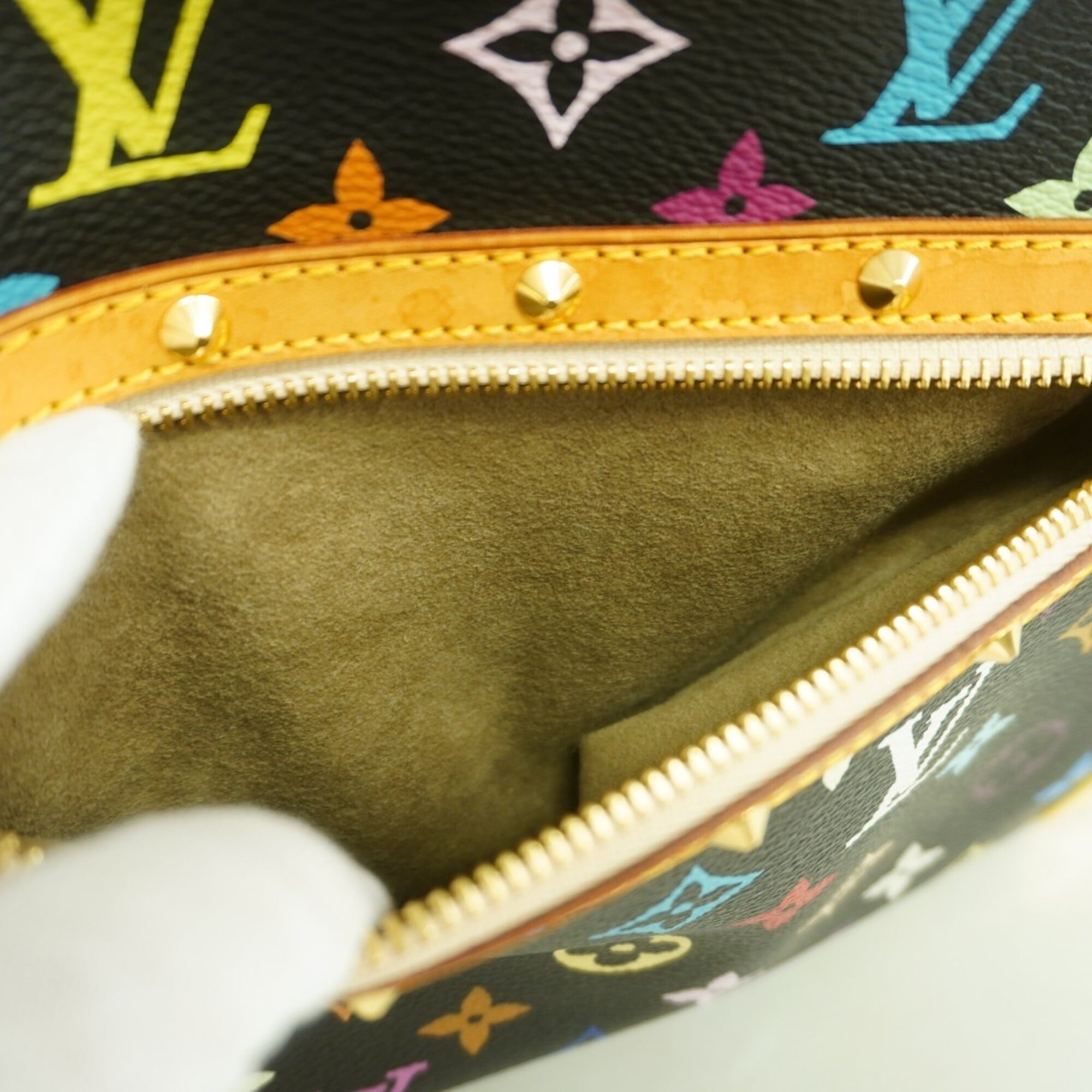 Louis Vuitton Noir Shoulder Bag (Pre-Owned)