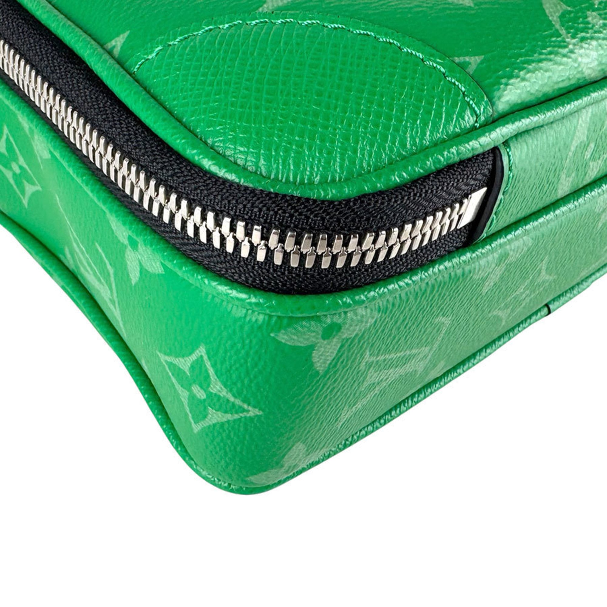 Louis Vuitton Vert Taigarama Shoulder Bag (Pre-Owned)