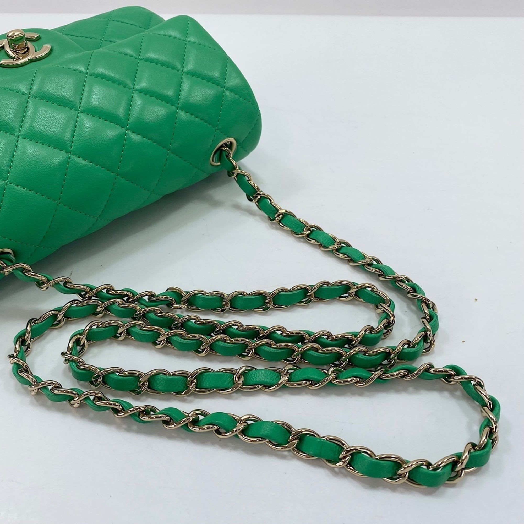 Chanel Green Shoulder Bag (Pre-Owned)
