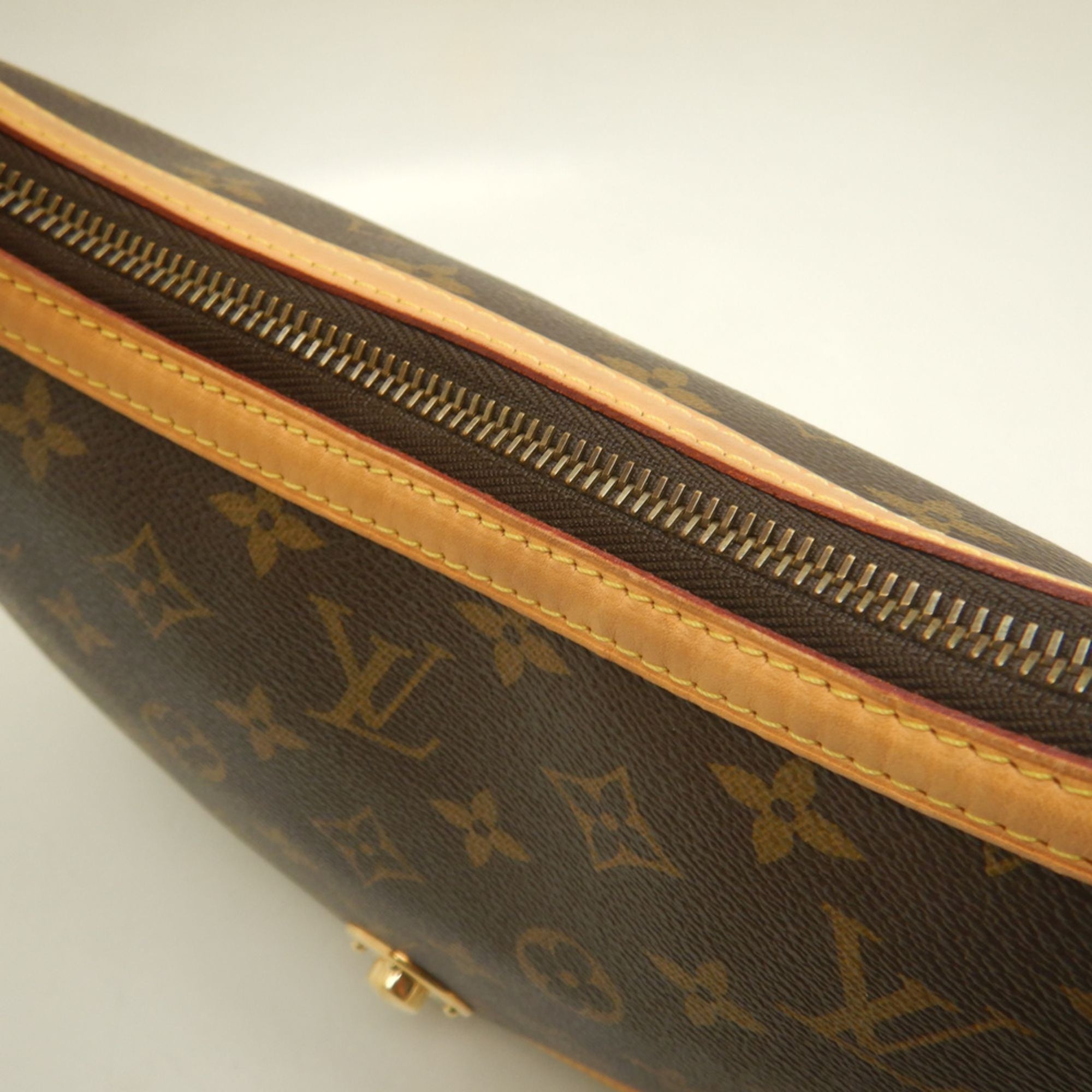 Louis Vuitton Brown Monogram Monogram Shoulder Bag (Pre-Owned)