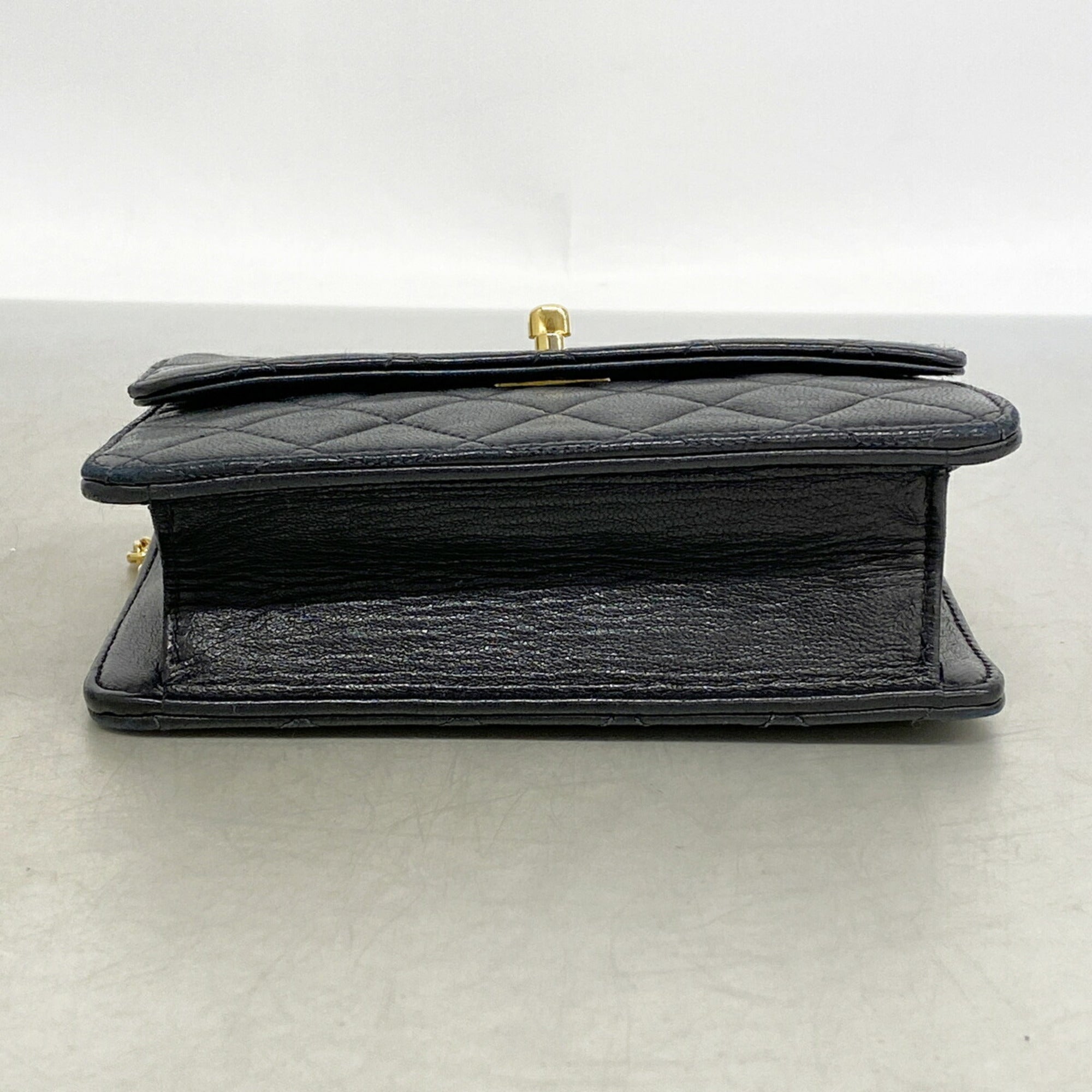 Chanel Black Leather Shoulder Bag (Pre-Owned)