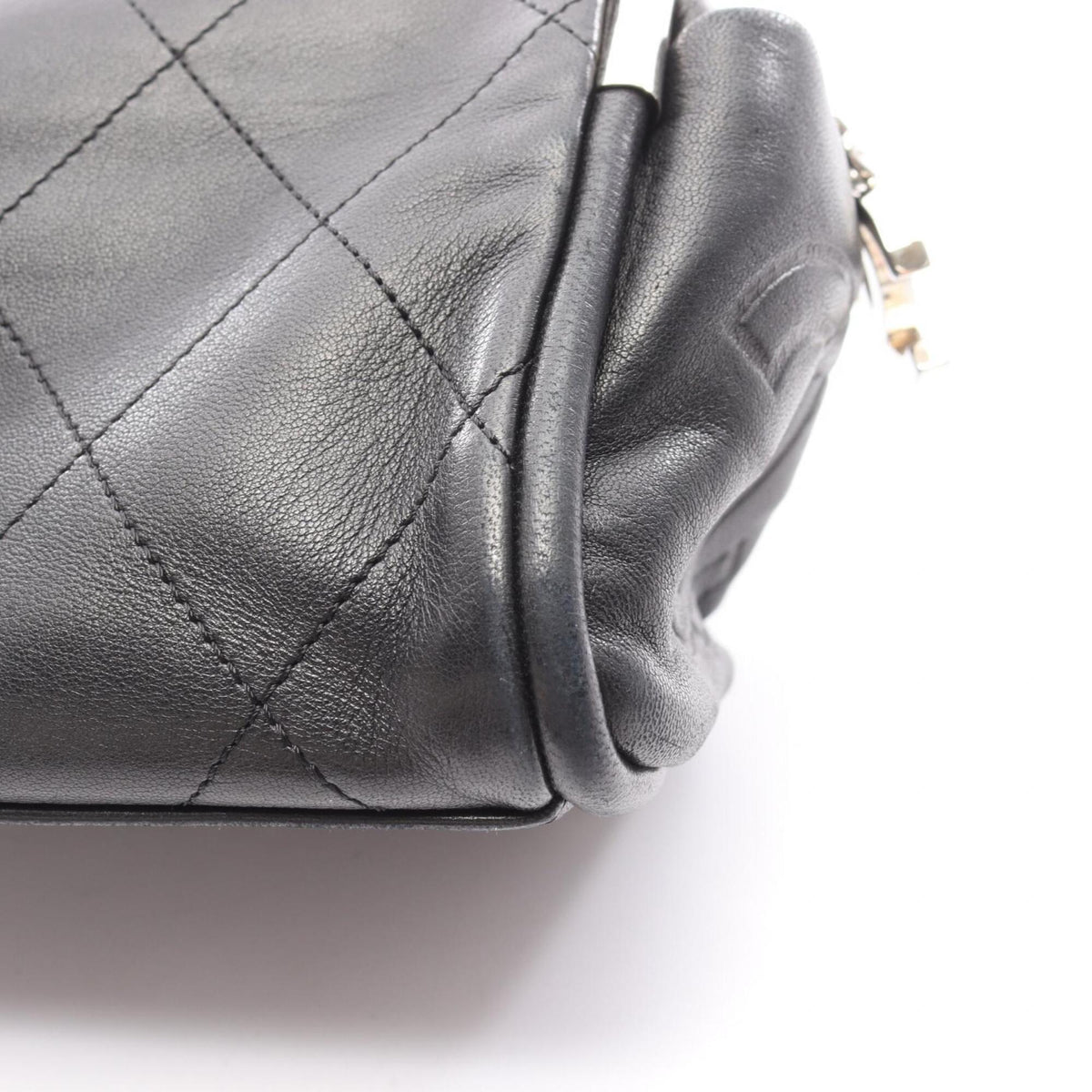 Chanel Black Leather Handbag (Pre-Owned)