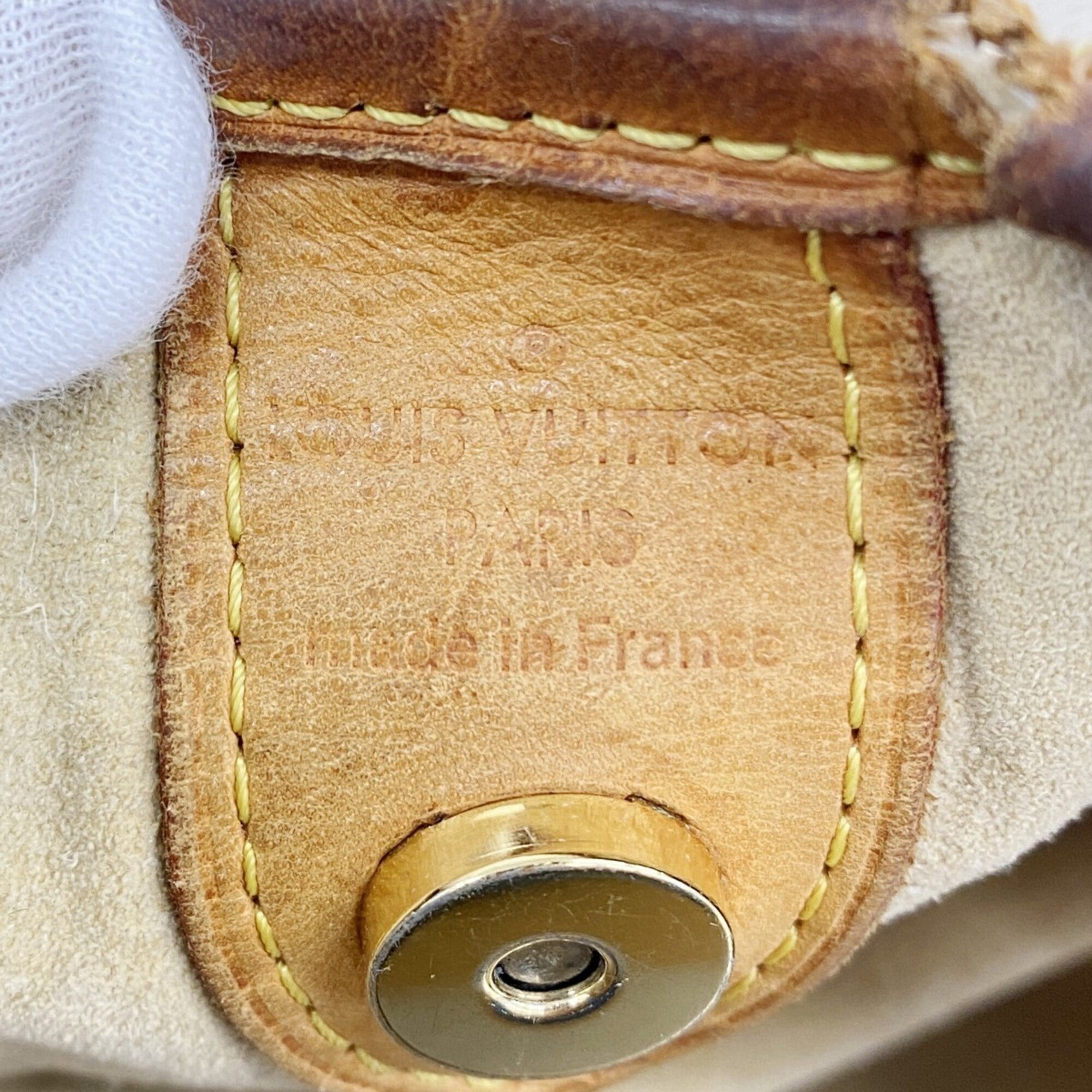Louis Vuitton White Shoulder Bag (Pre-Owned)