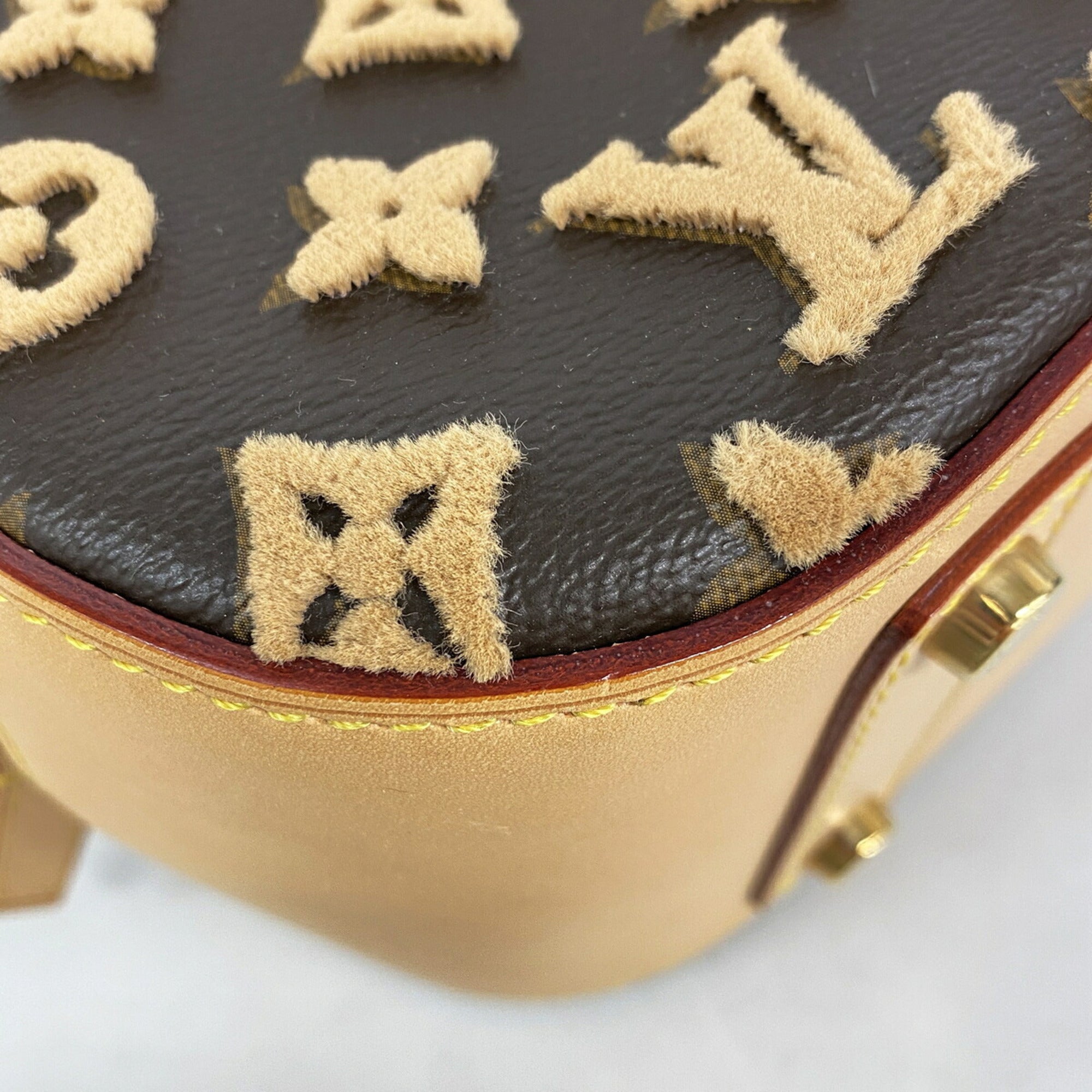 Louis Vuitton Beige Handbag (Pre-Owned)