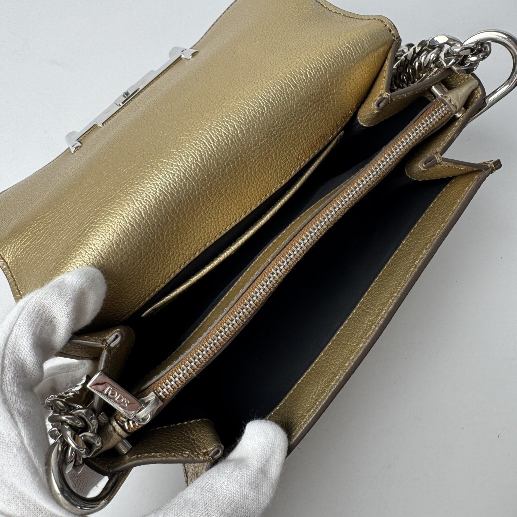 Tod's Gold Leather Shoulder Bag (Pre-Owned)