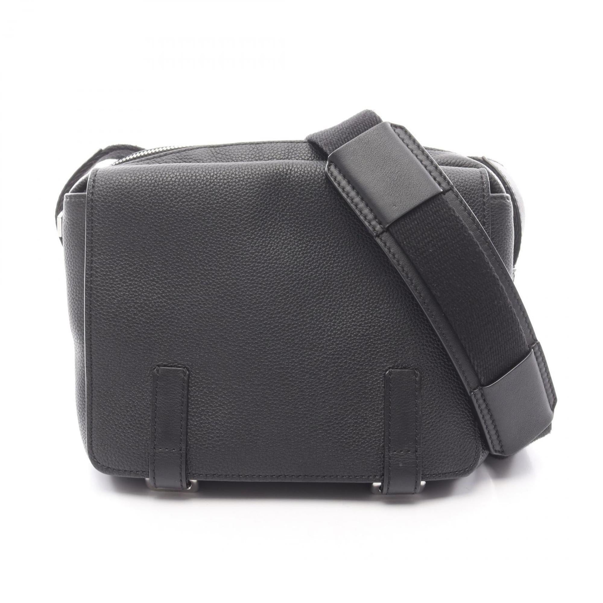 Loewe Black Leather Shoulder Bag (Pre-Owned)