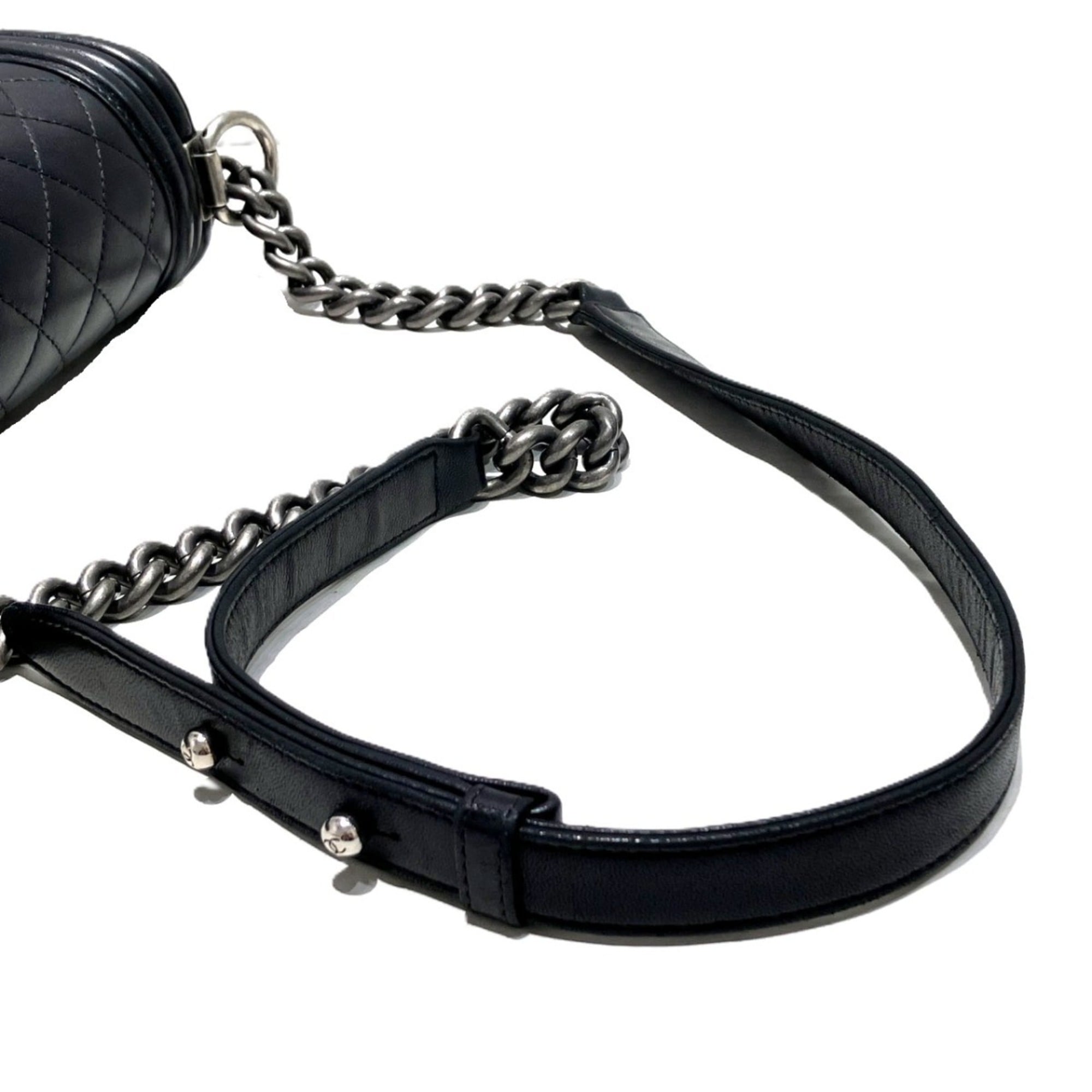 Chanel Black Leather Shoulder Bag (Pre-Owned)