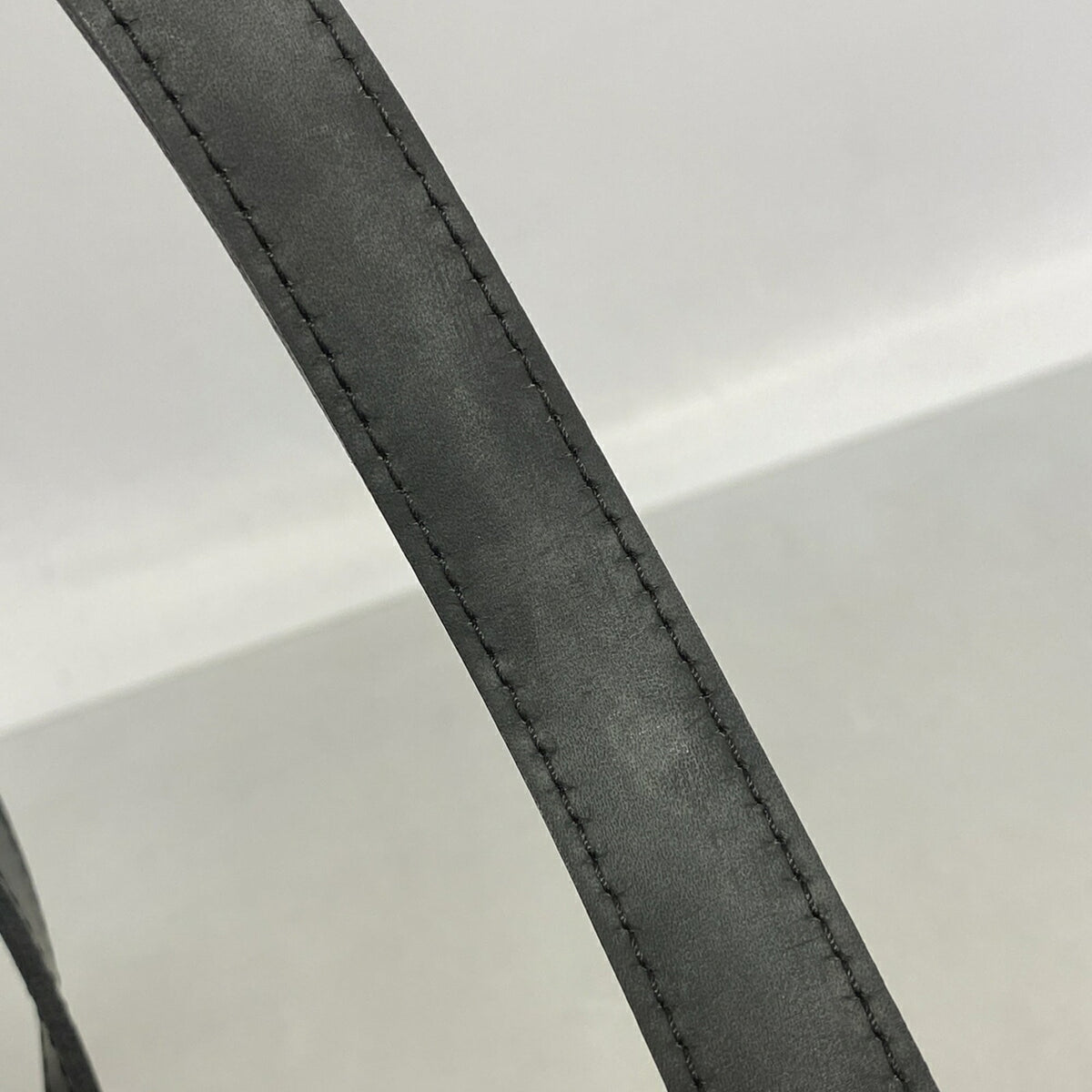 Louis Vuitton Noir Handbag (Pre-Owned)