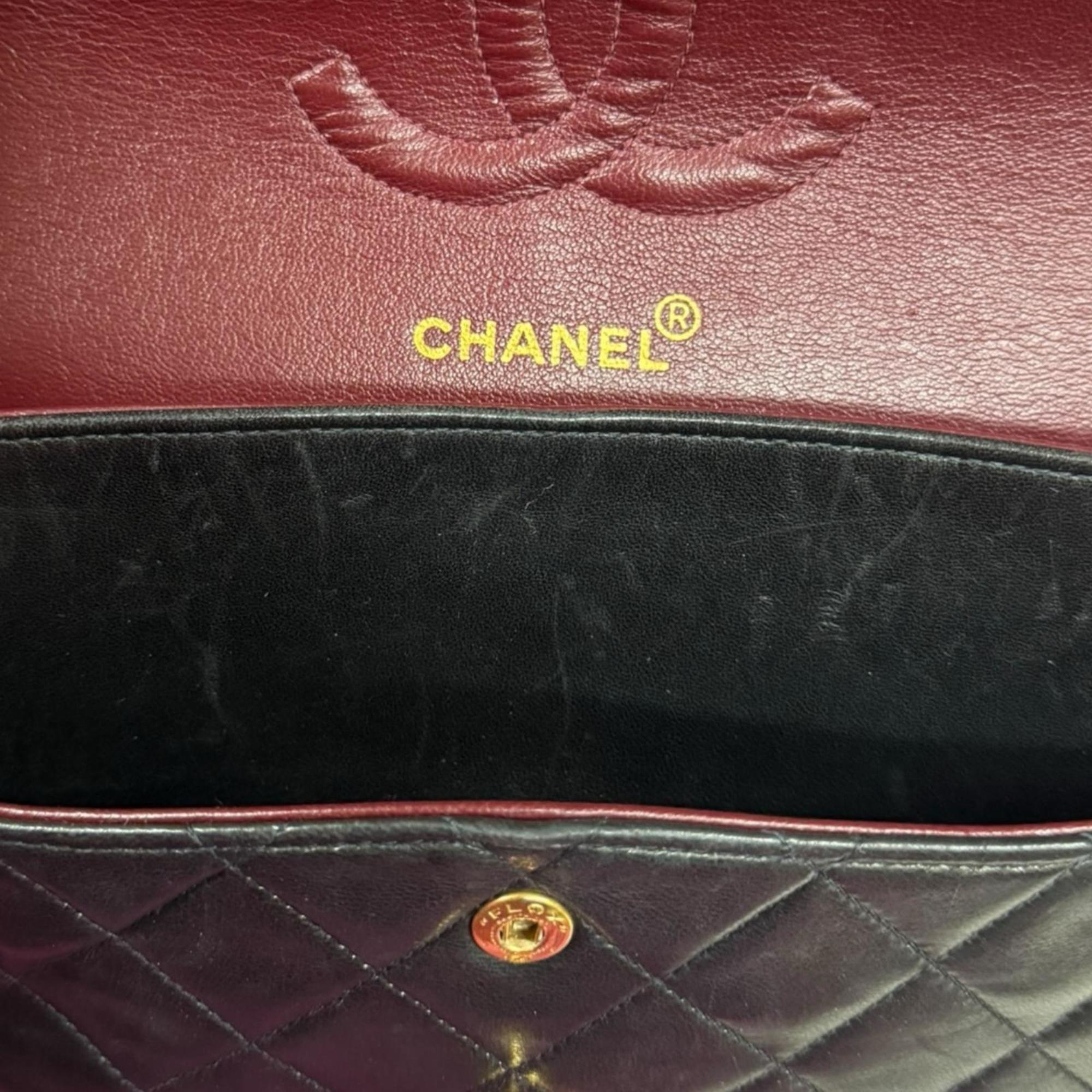 Chanel Matelasse Black Leather Shoulder Bag (Pre-Owned)