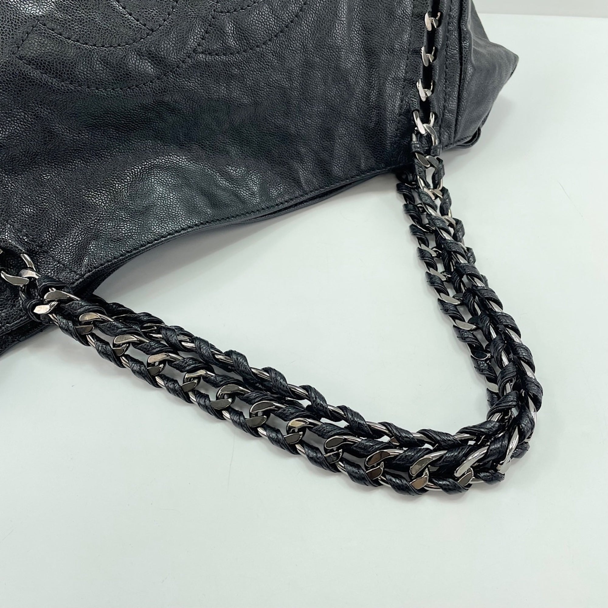 Chanel Black Shoulder Bag (Pre-Owned)