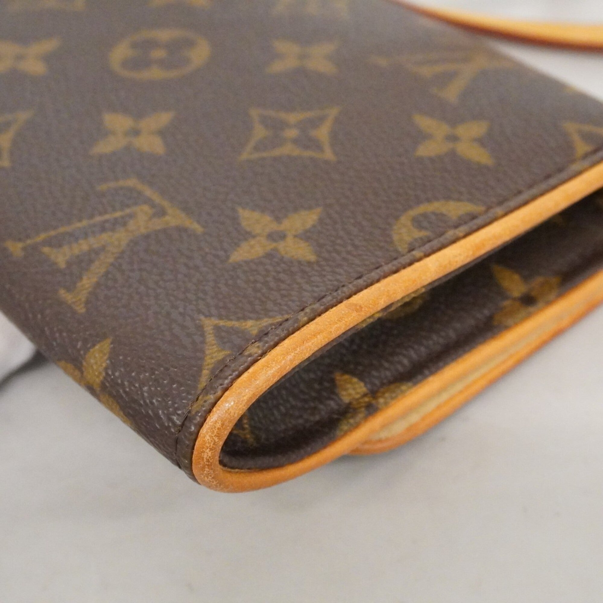 Louis Vuitton Brown Shoulder Bag (Pre-Owned)
