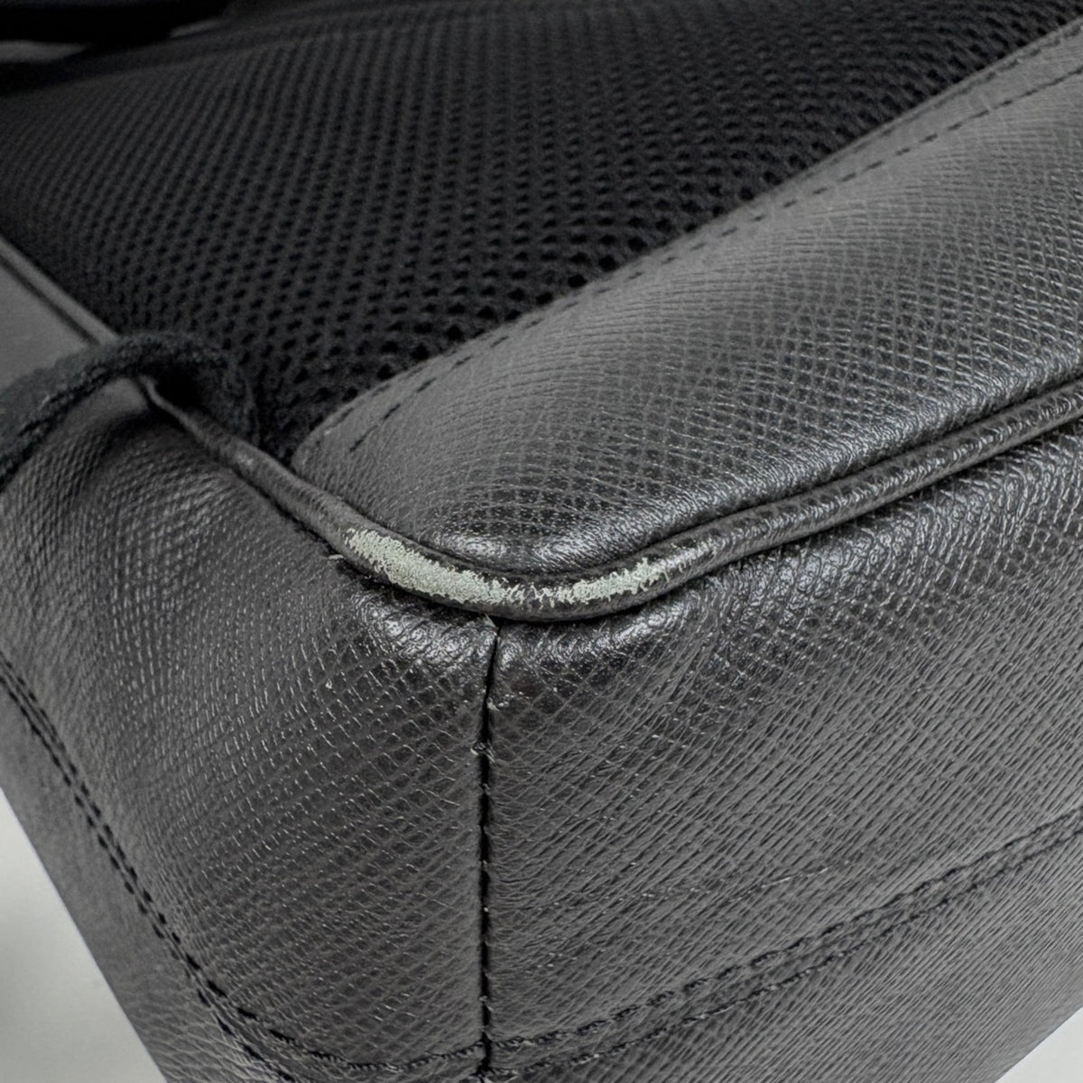 Louis Vuitton Ardoise Taiga Leather (Pre-Owned)