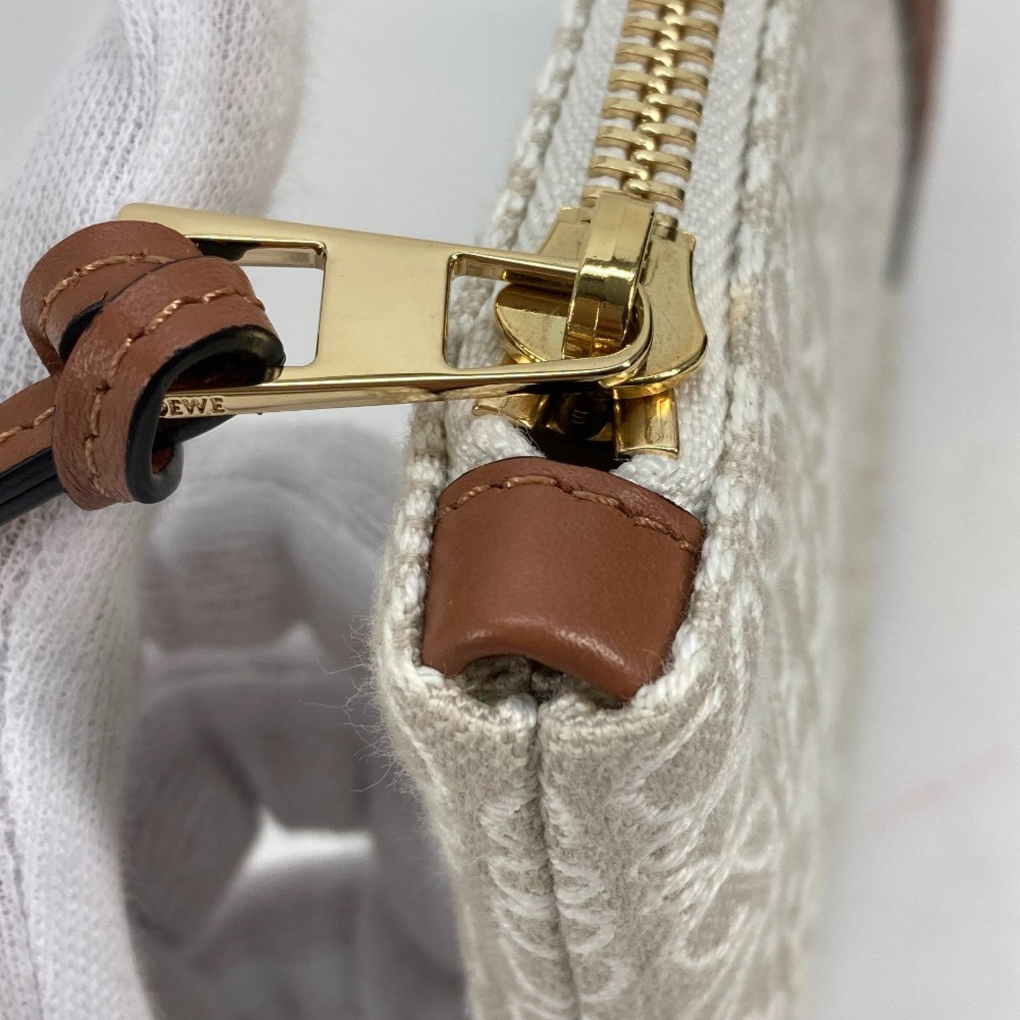 Loewe Beige Other Clutch Bag (Pre-Owned)