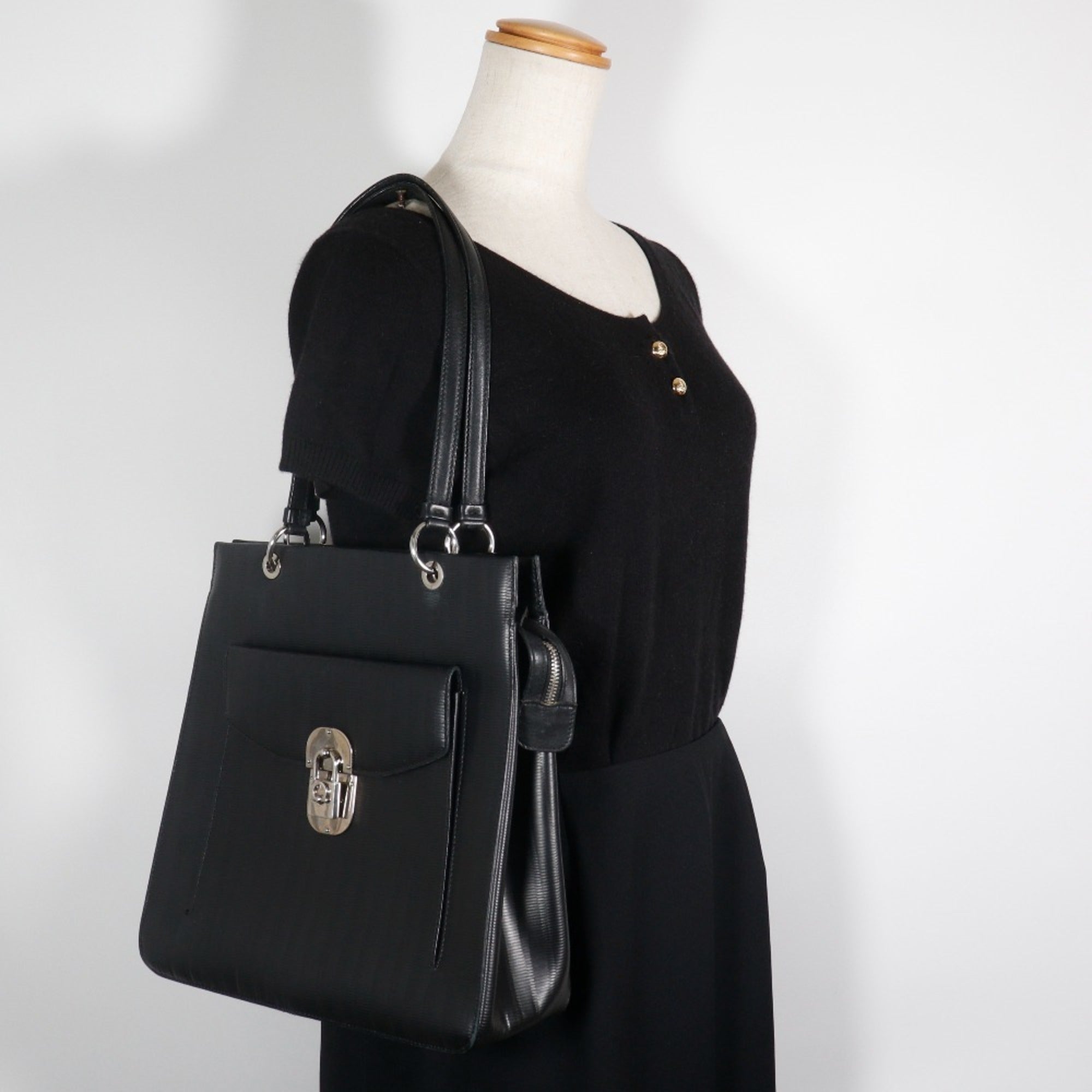 Salvatore Ferragamo Gancini Black Leather Shoulder Bag (Pre-Owned)