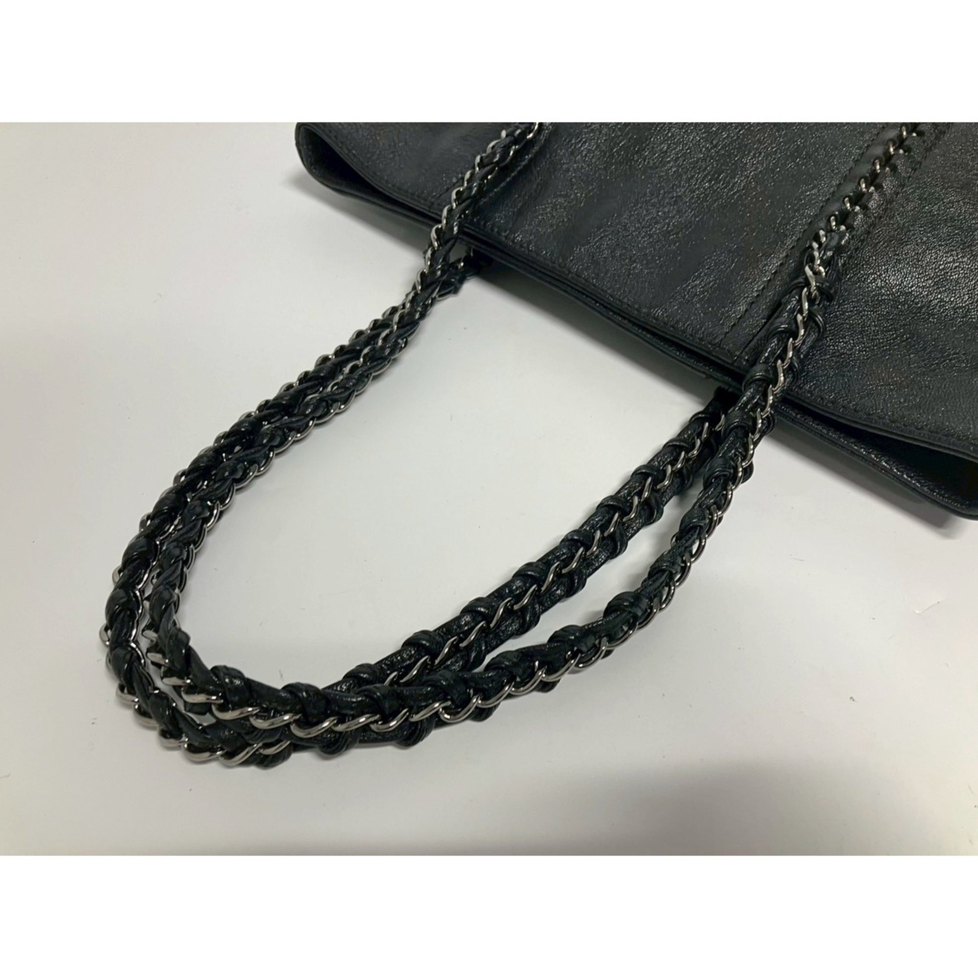 Chanel Black Leather Shoulder Bag (Pre-Owned)