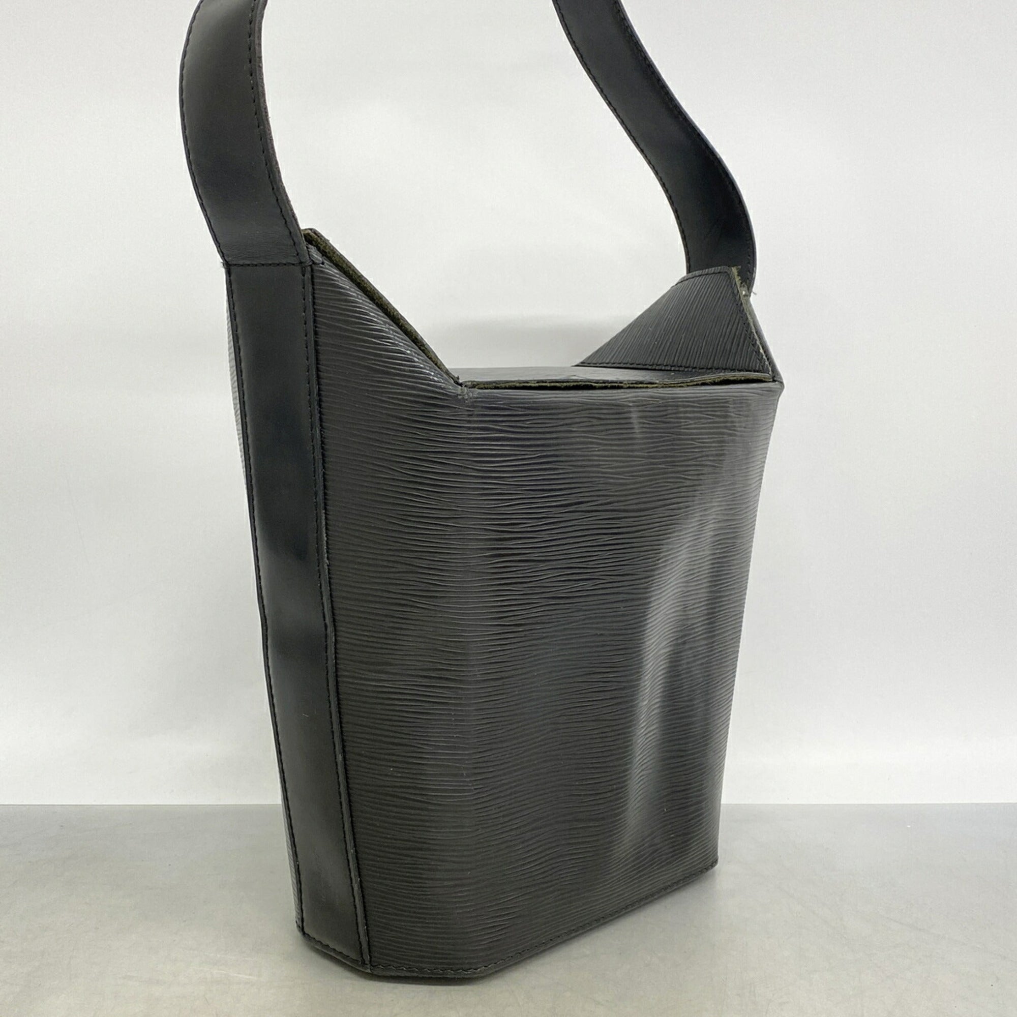 Louis Vuitton Noir Shoulder Bag (Pre-Owned)