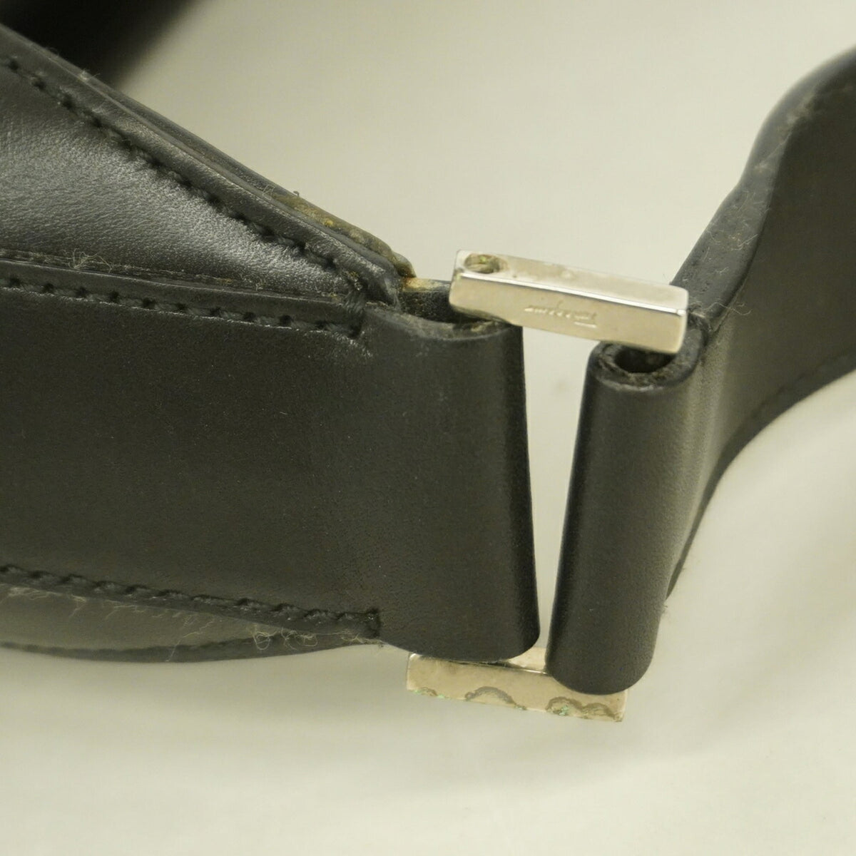 Salvatore Ferragamo Black Leather Shoulder Bag (Pre-Owned)