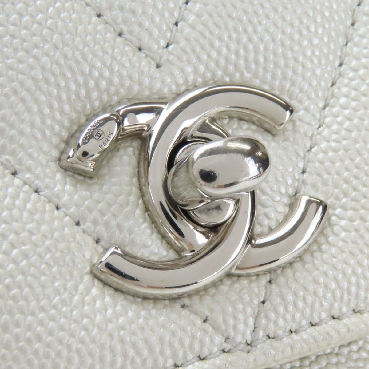 Chanel Pearl White Grained Calfskin Handbag (Pre-Owned)