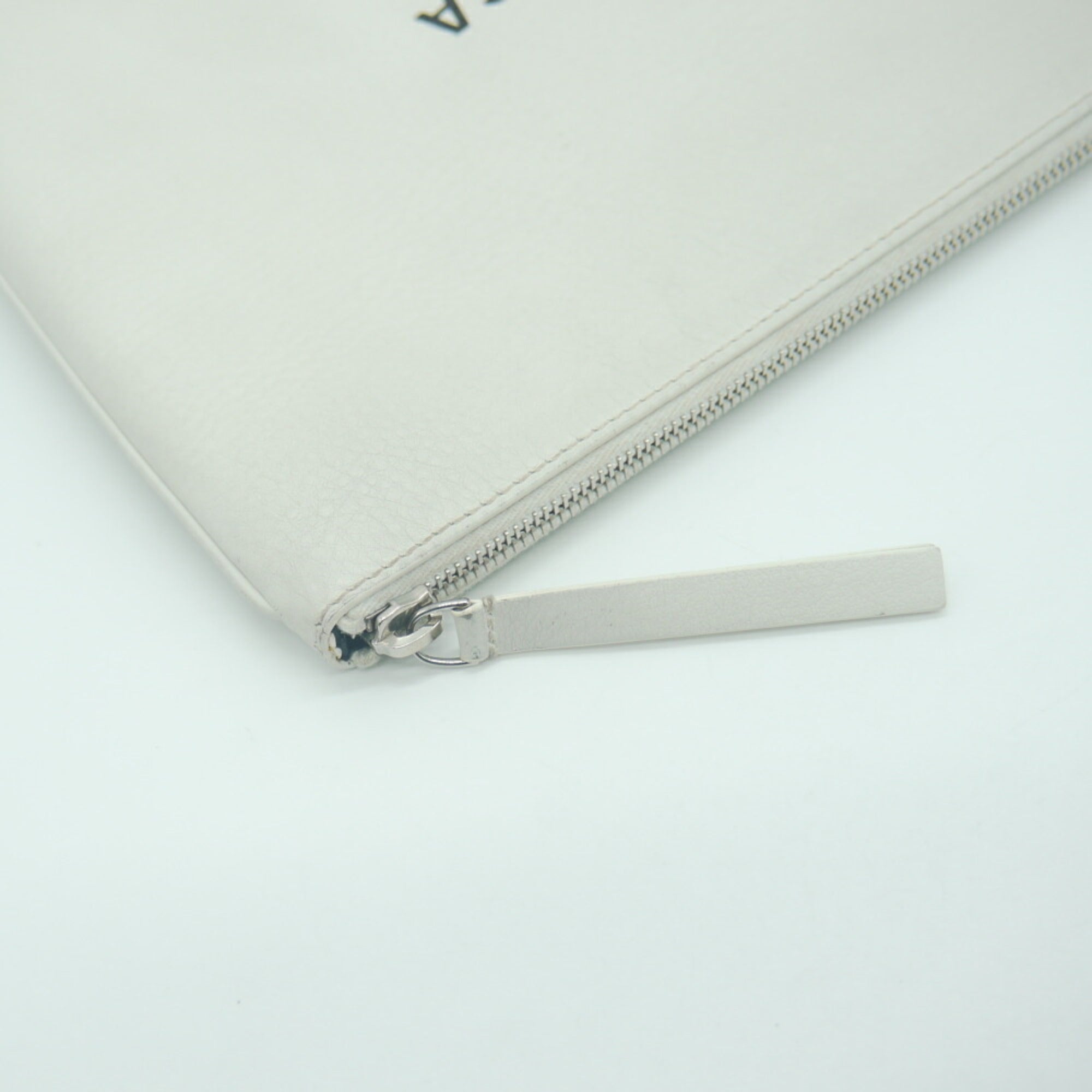 Balenciaga White Leather Clutch Bag (Pre-Owned)