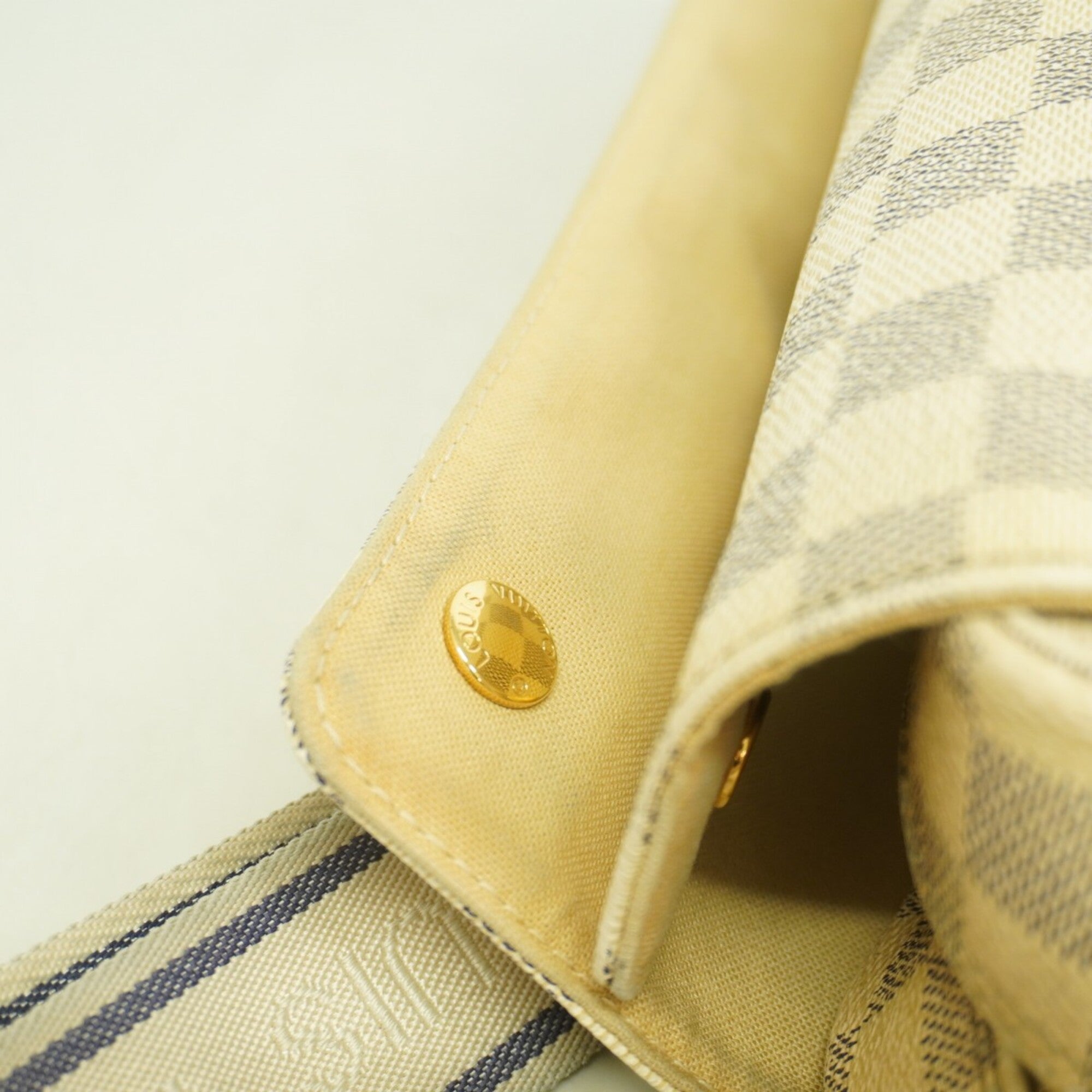 Louis Vuitton White Shoulder Bag (Pre-Owned)