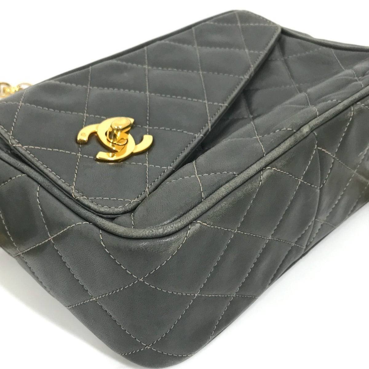 Chanel Gray Leather Shoulder Bag (Pre-Owned)