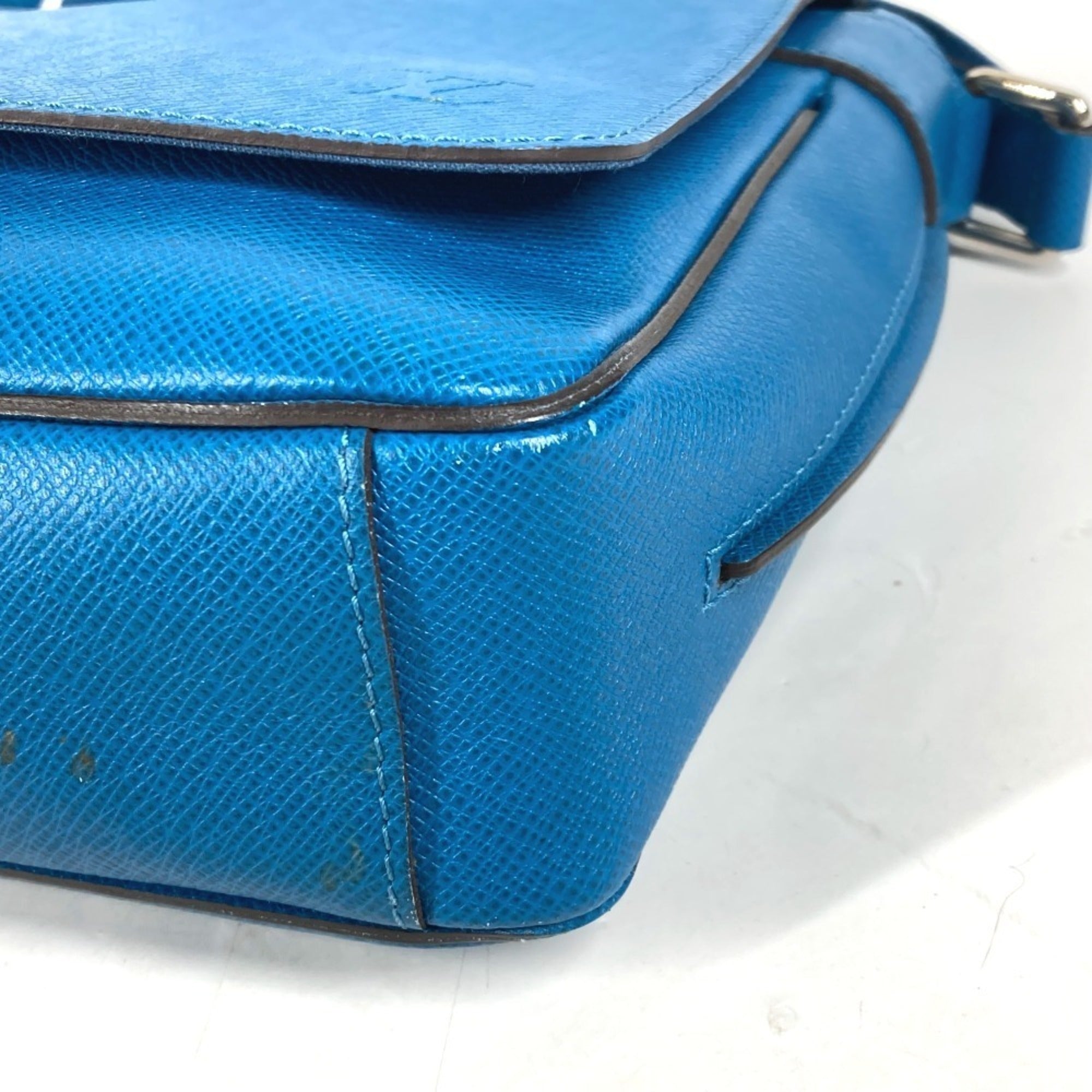 Louis Vuitton Blue Taiga Leather Messenger Bag Shoulder Bag (Pre-Owned)