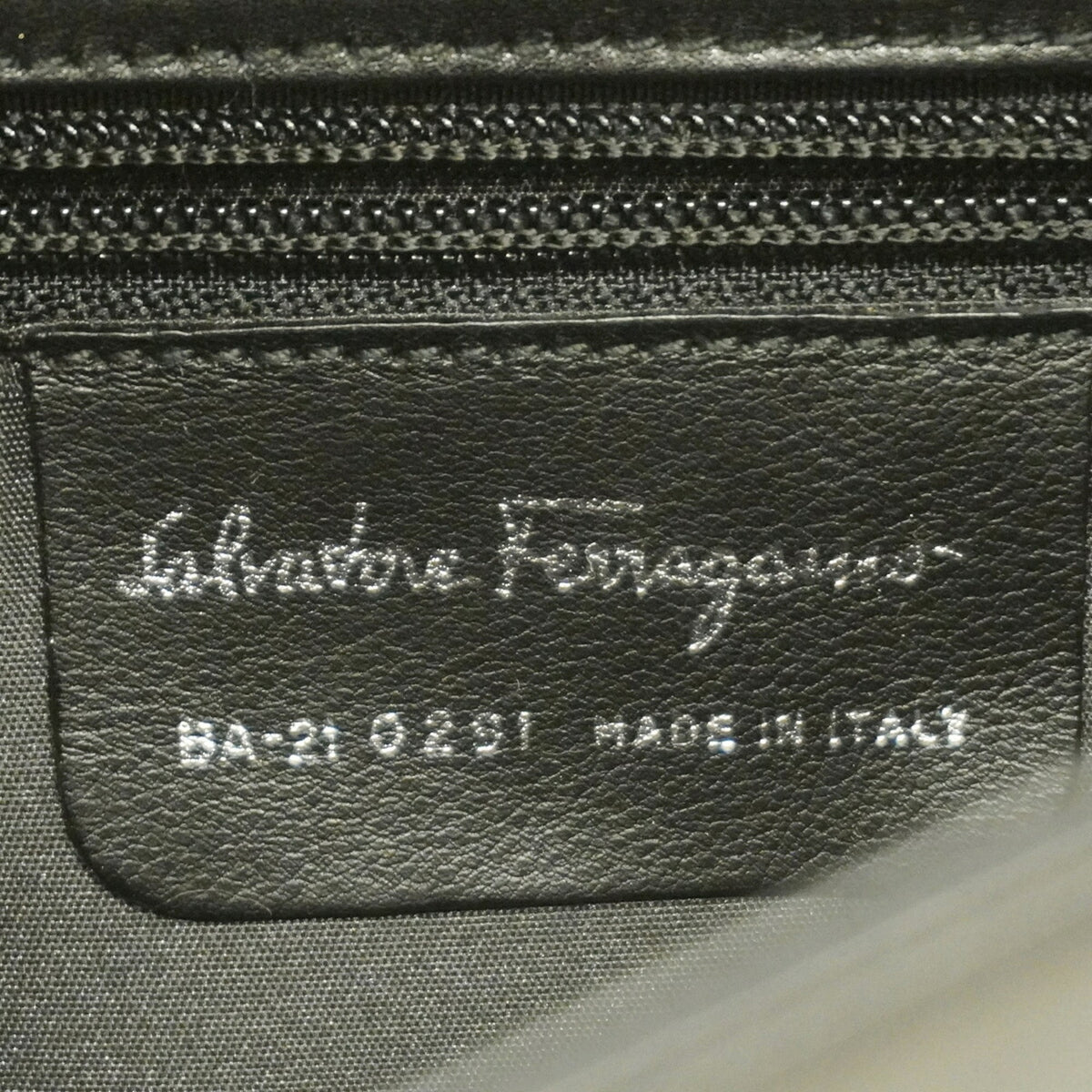 Salvatore Ferragamo Black Leather Shoulder Bag (Pre-Owned)