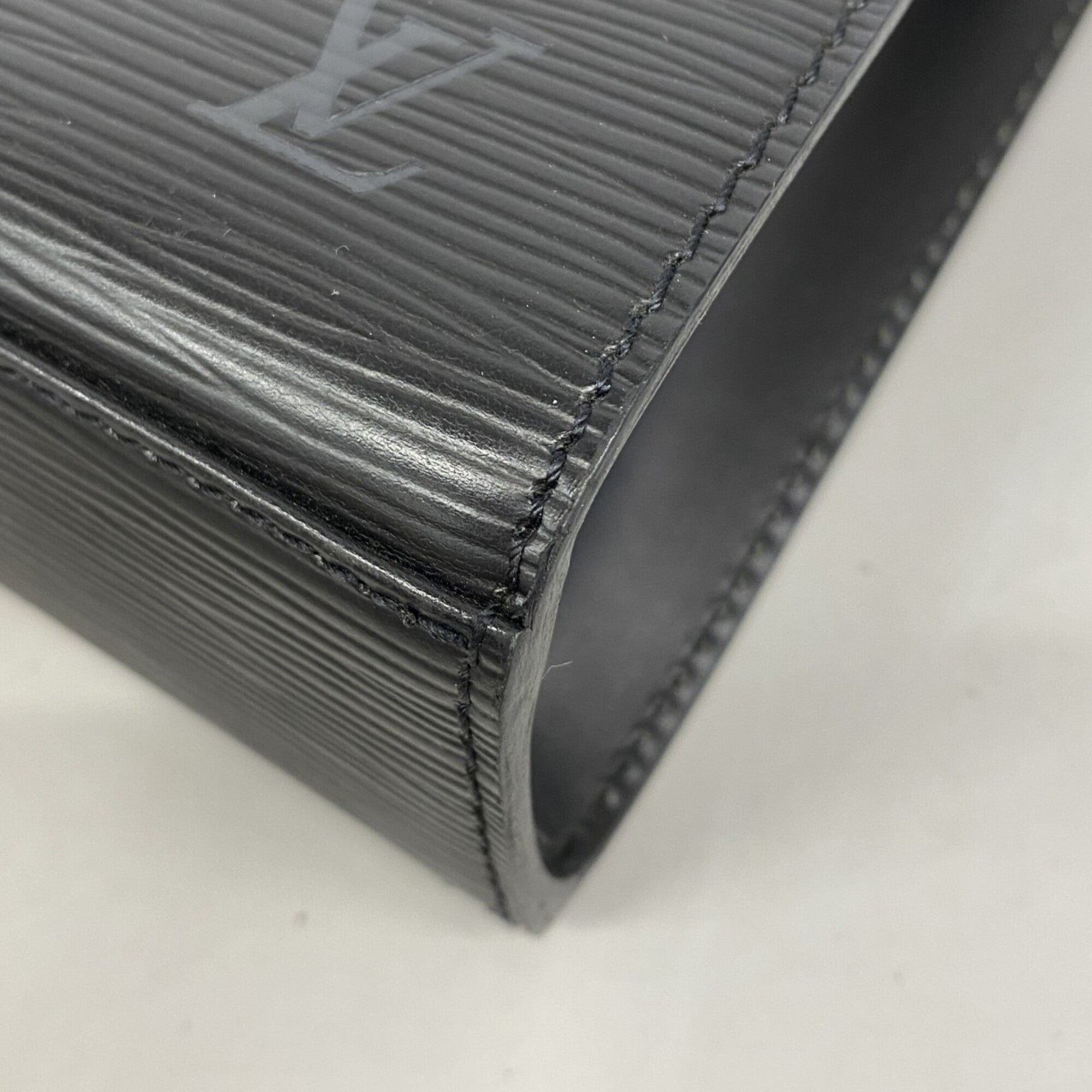 Louis Vuitton Noir Handbag (Pre-Owned)