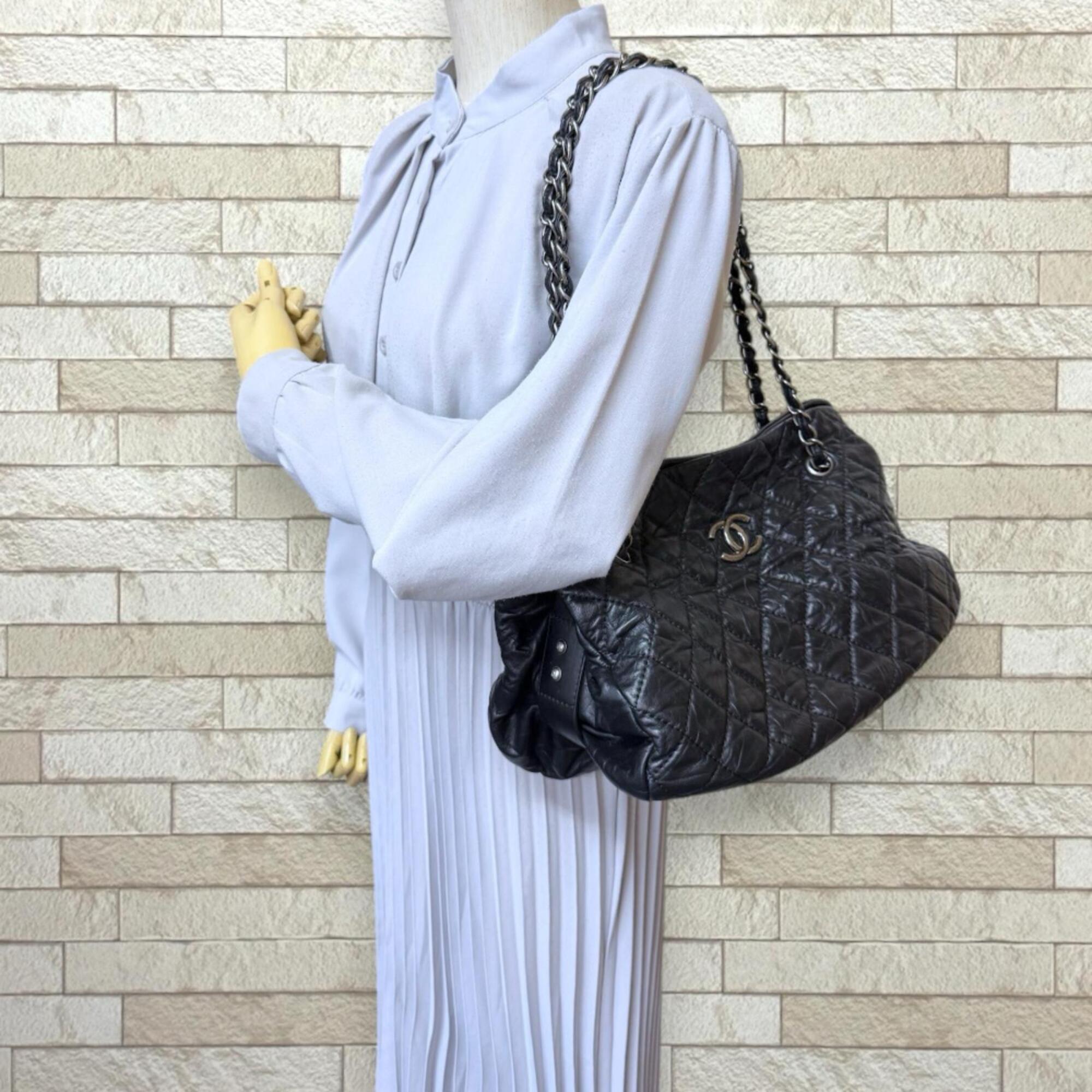 Chanel Matelasse Black Leather Shoulder Bag (Pre-Owned)