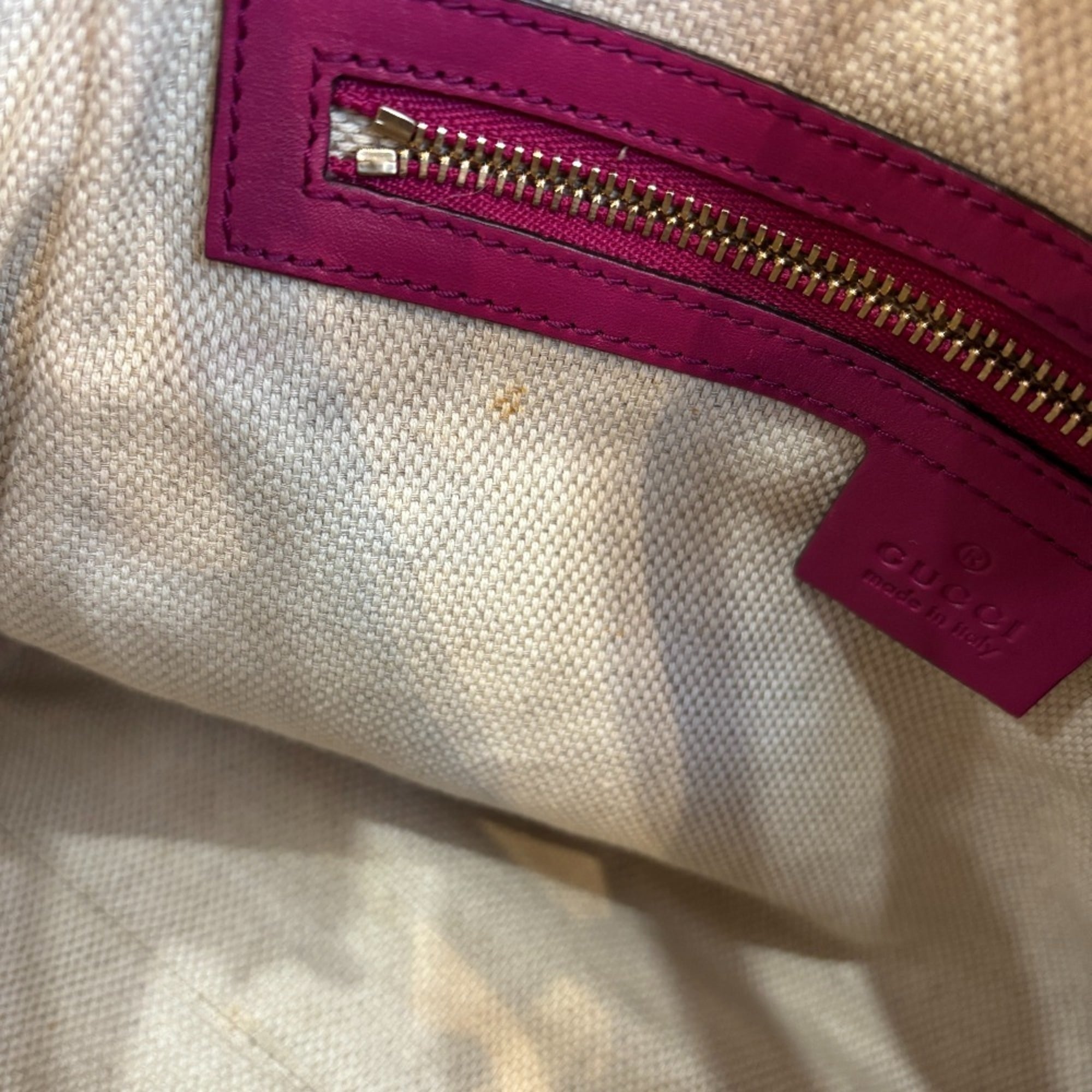 Gucci Red Color Handbag (Pre-Owned)
