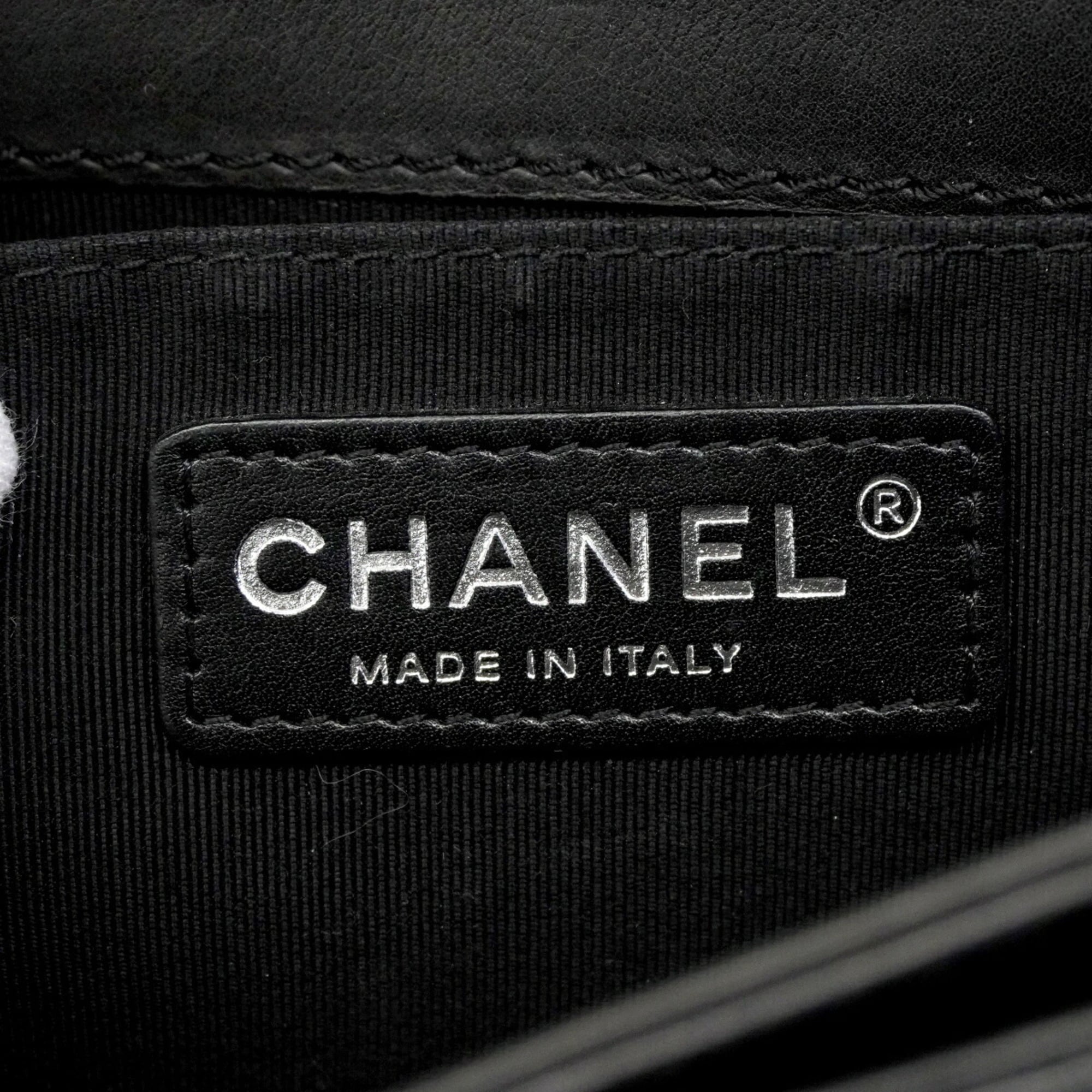 Chanel Black Leather Shoulder Bag (Pre-Owned)