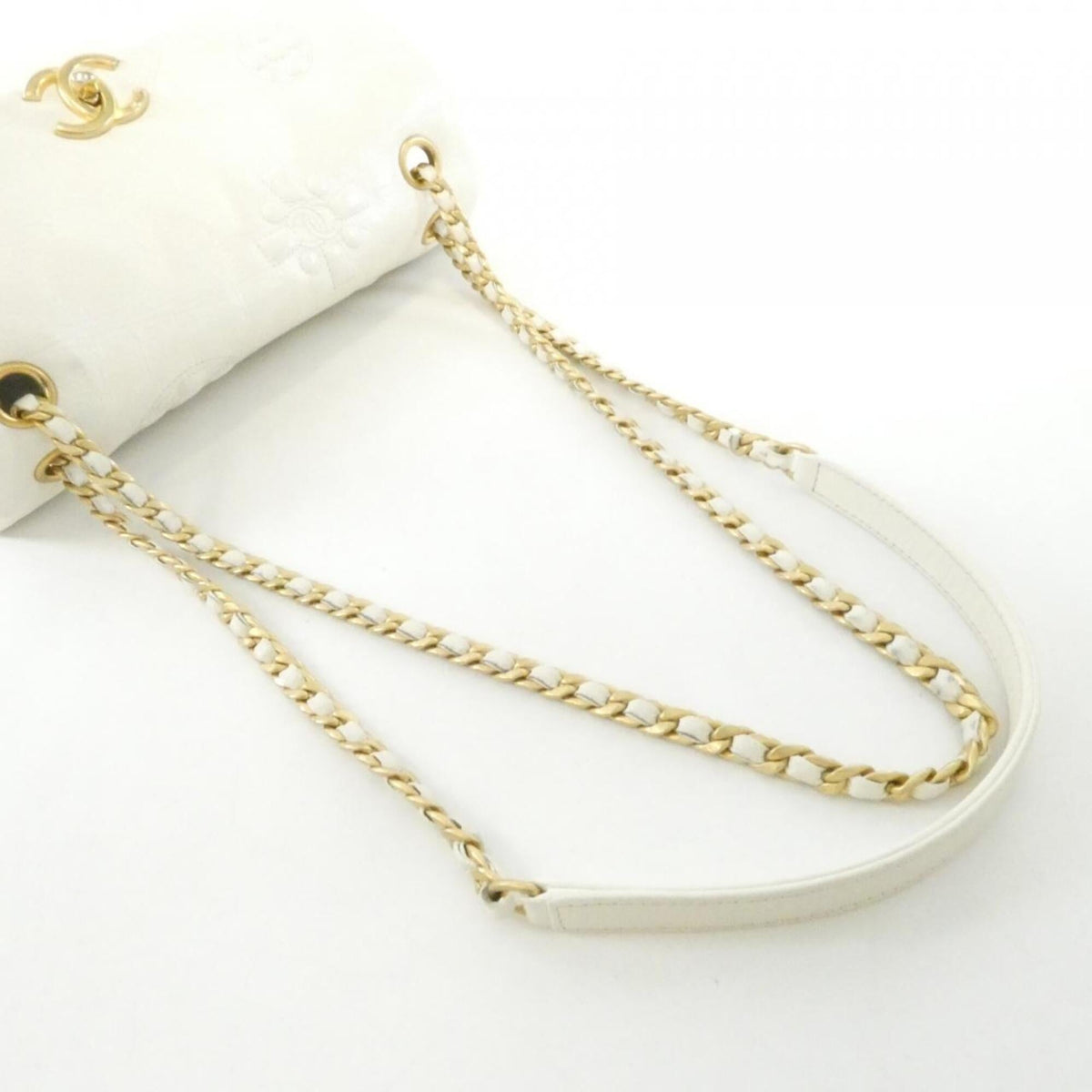 Chanel White Leather Shoulder Bag (Pre-Owned)