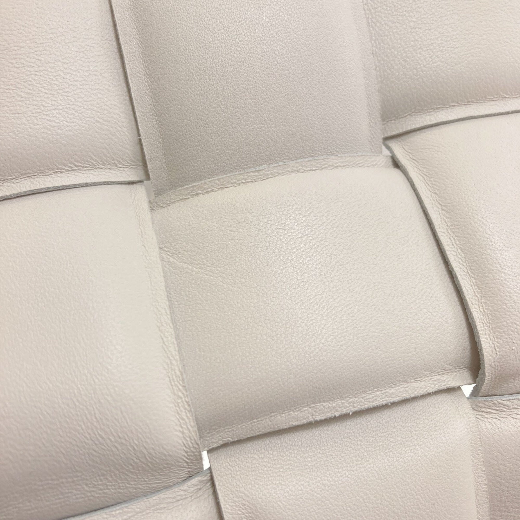 Bottega Veneta White Leather Shoulder Bag (Pre-Owned)