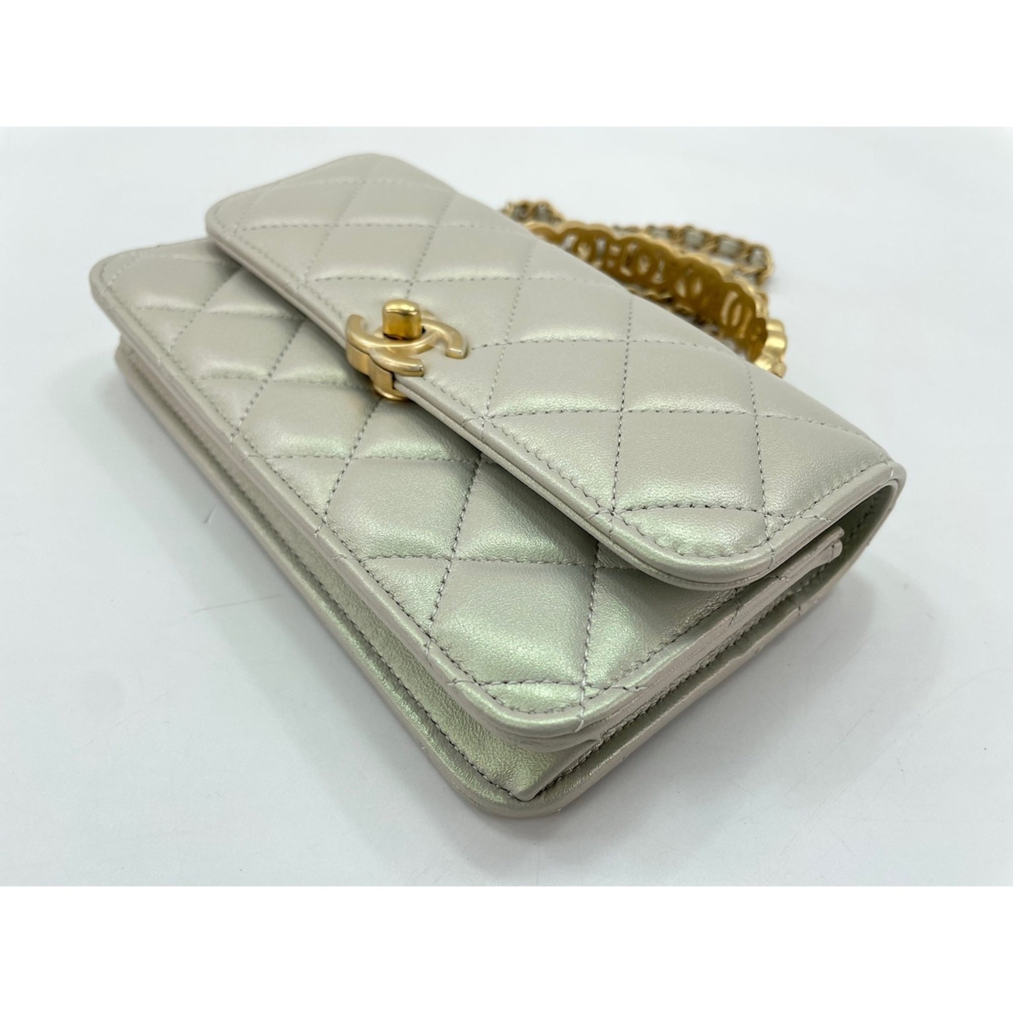 Chanel Matelasse White Handbag (Pre-Owned)