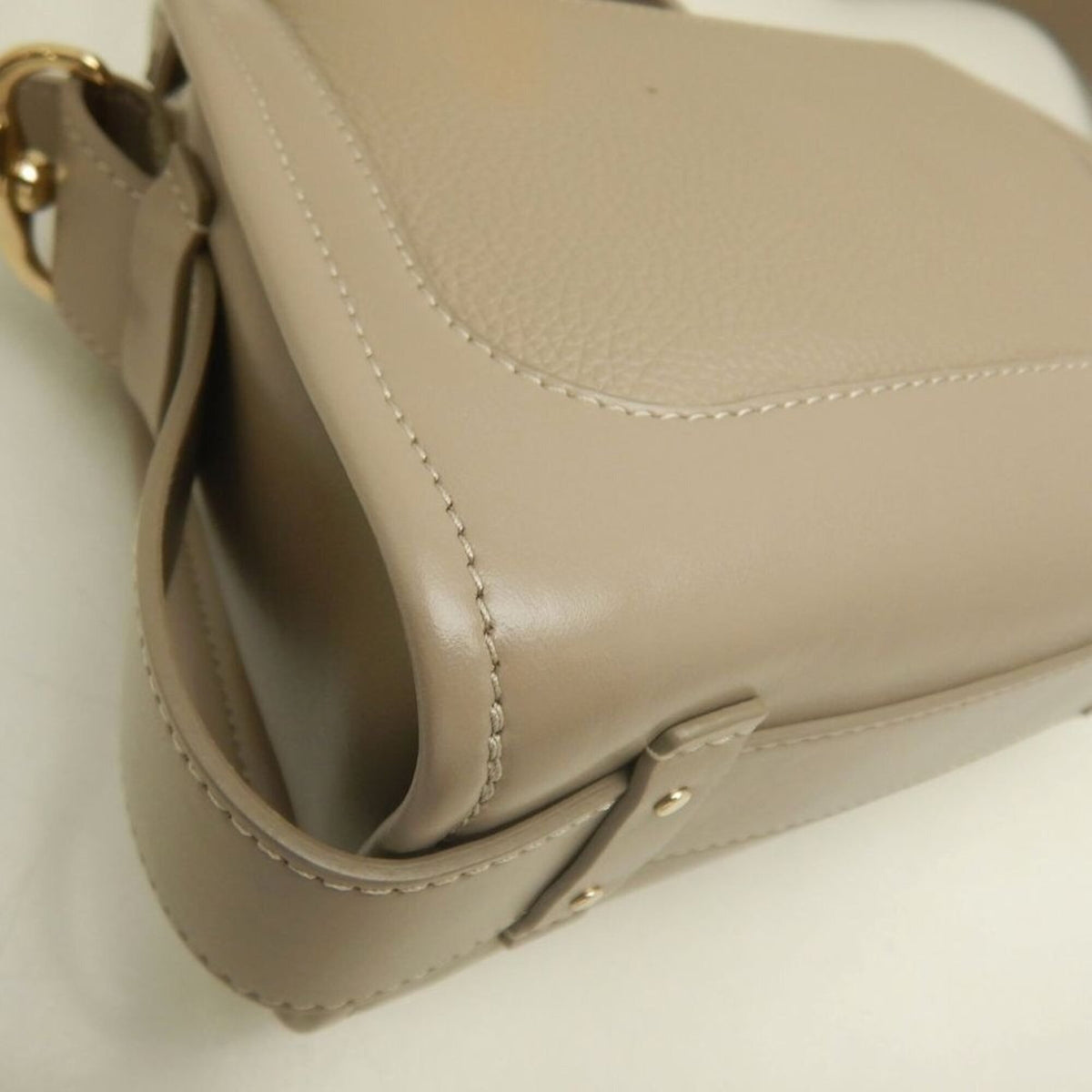 Chloé Grayish Leather Handbag (Pre-Owned)