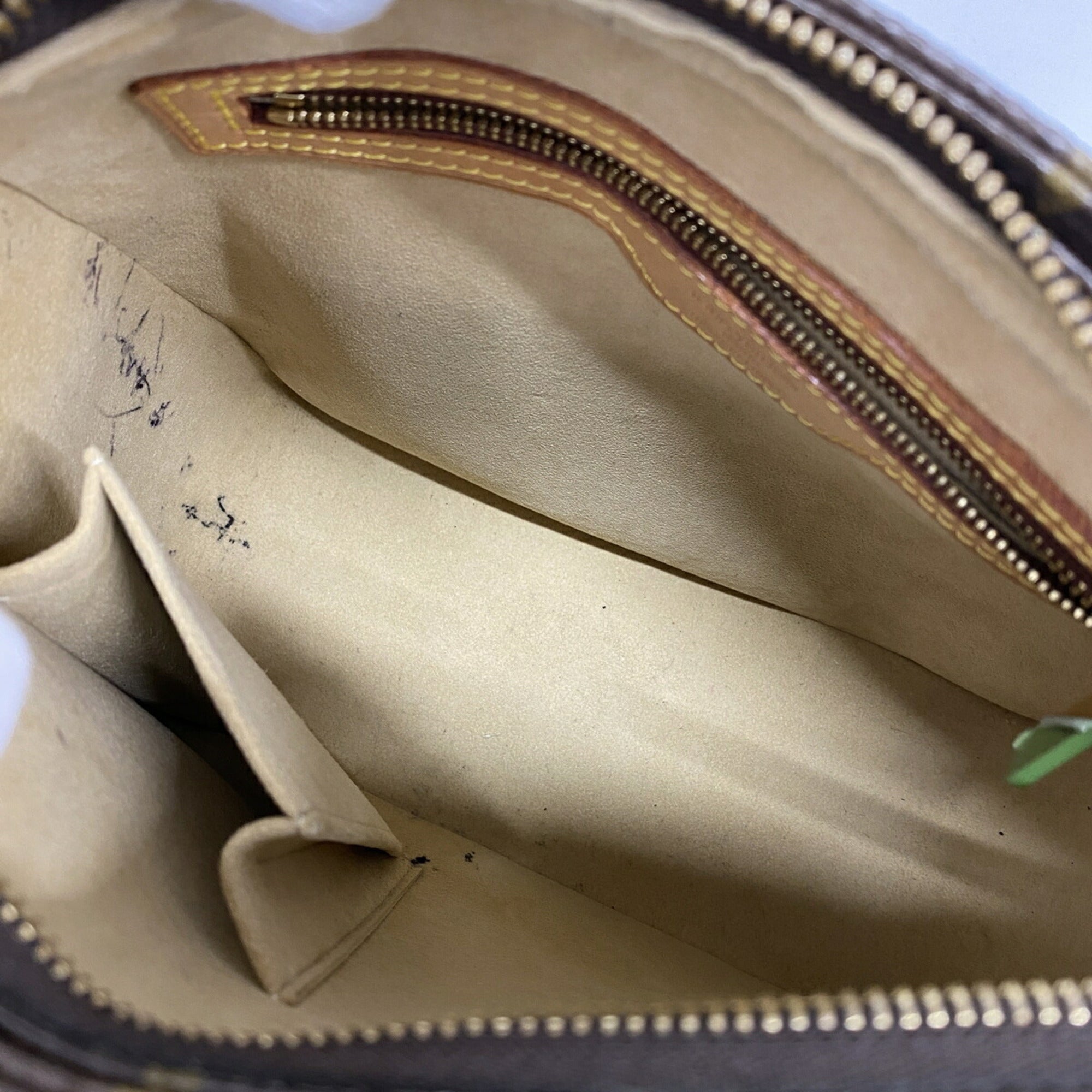 Louis Vuitton Brown Shoulder Bag (Pre-Owned)