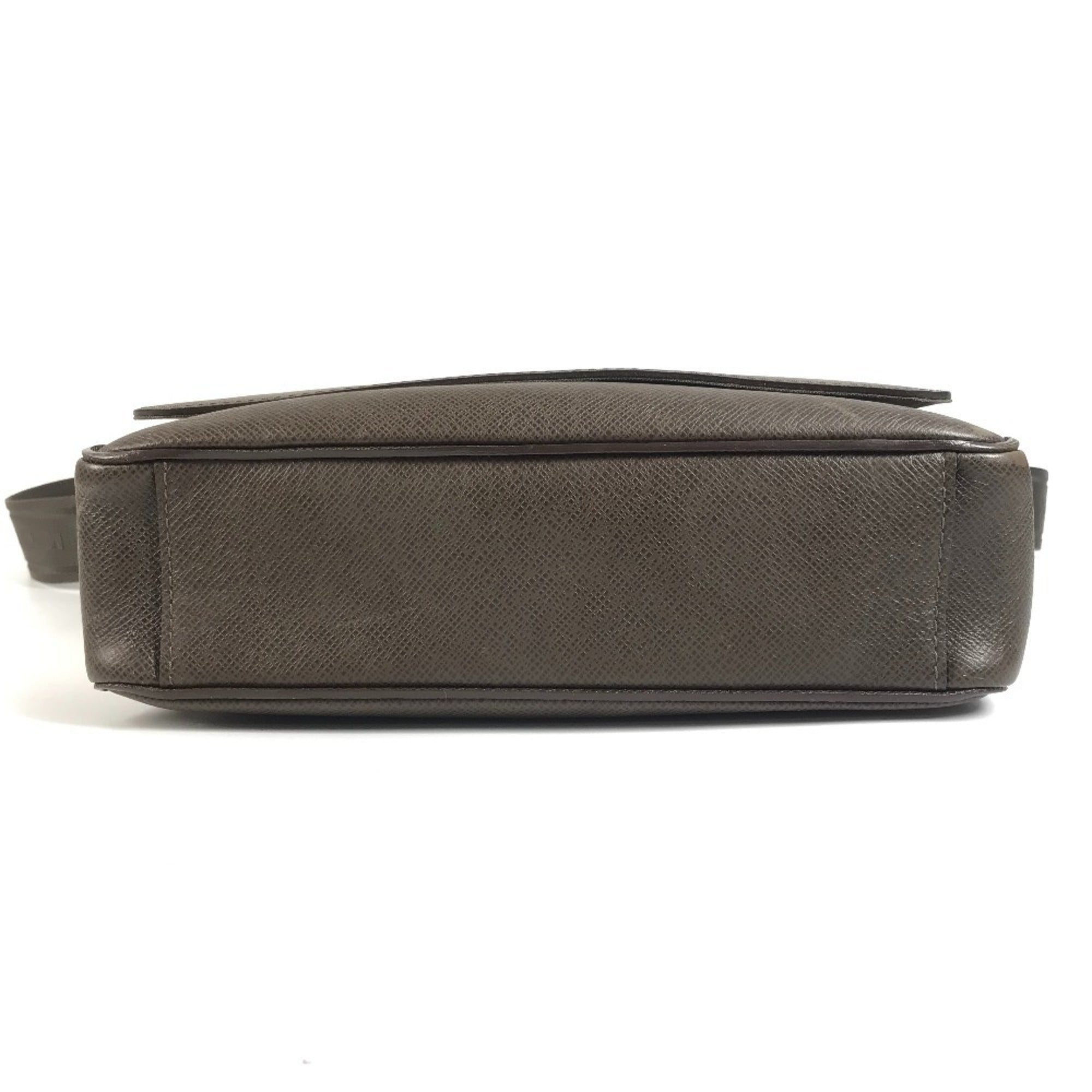 Louis Vuitton Taiga Brown Taiga Leather Messenger Bag Shoulder Bag (Pre-Owned)