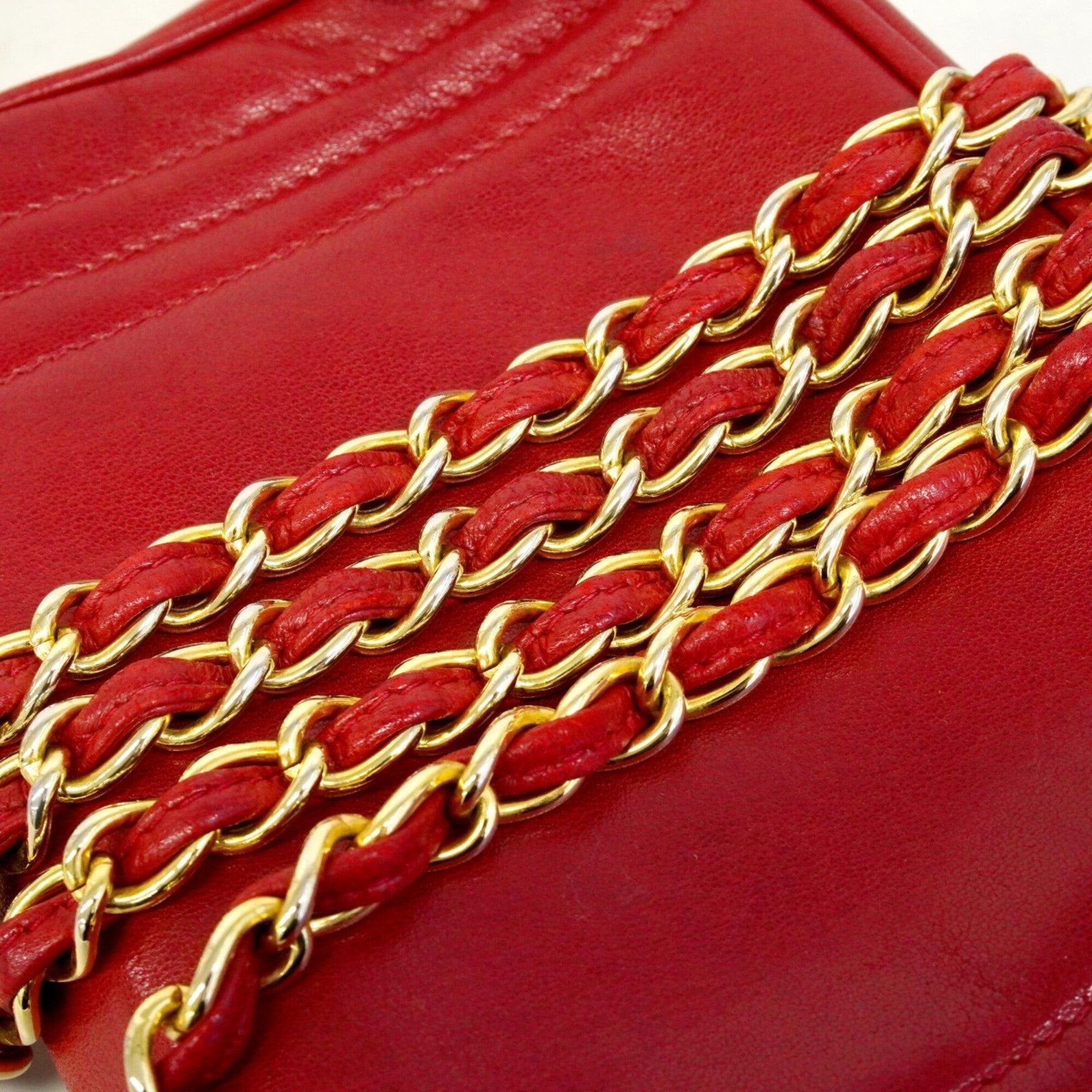 Chanel Red Color Leather Shoulder Bag (Pre-Owned)