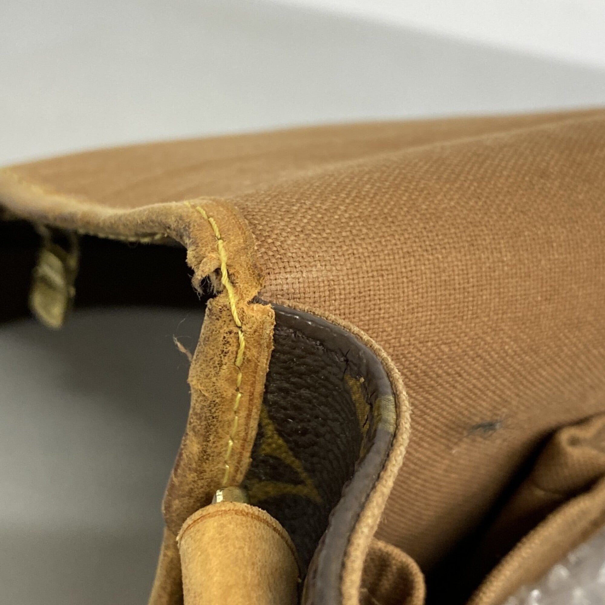 Louis Vuitton Brown Shoulder Bag (Pre-Owned)